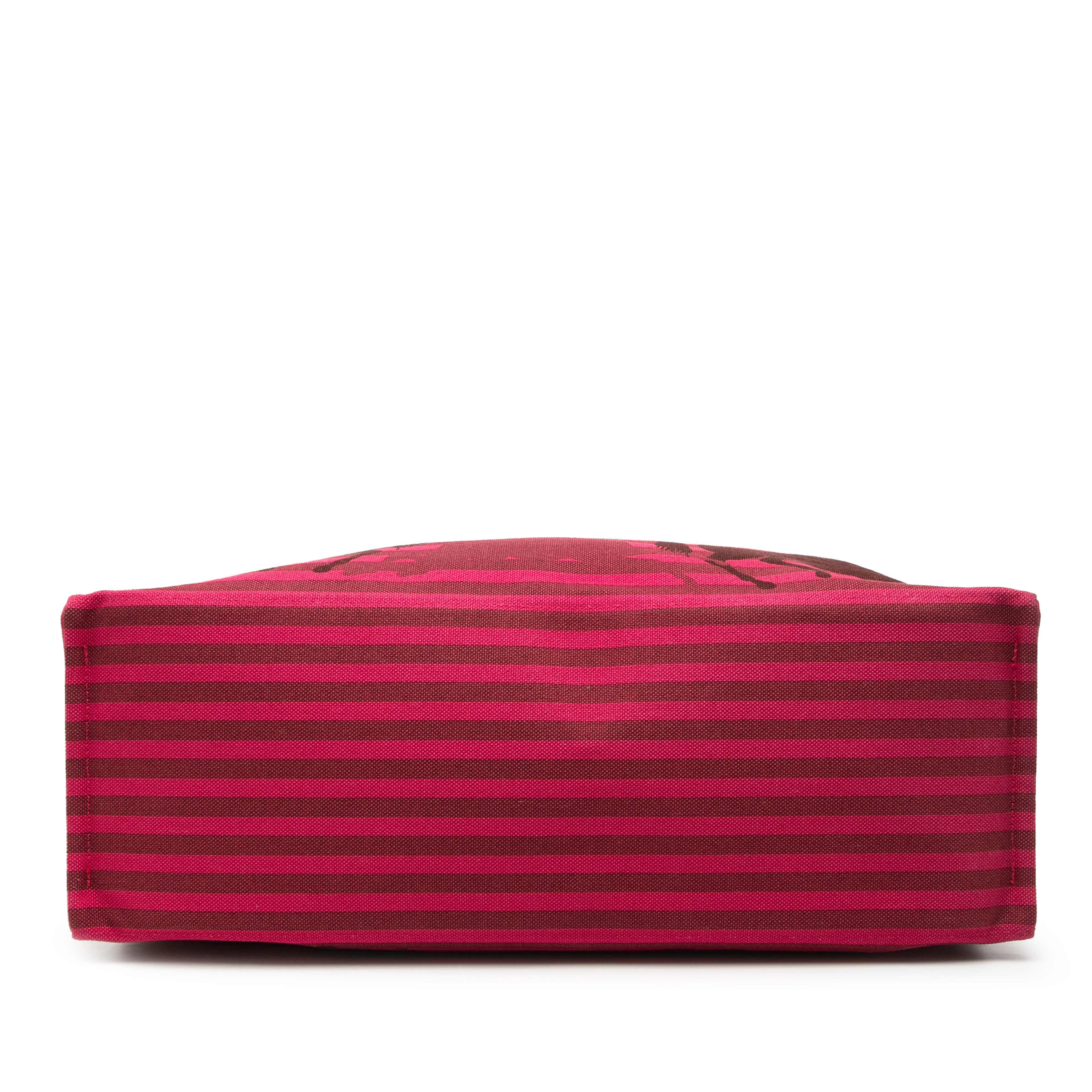 Hermès Toile Chevaux En Camouflage Beach Tote, från Luxclusif, i färgen dark pink. Klicka för att öppna bilden i stort format