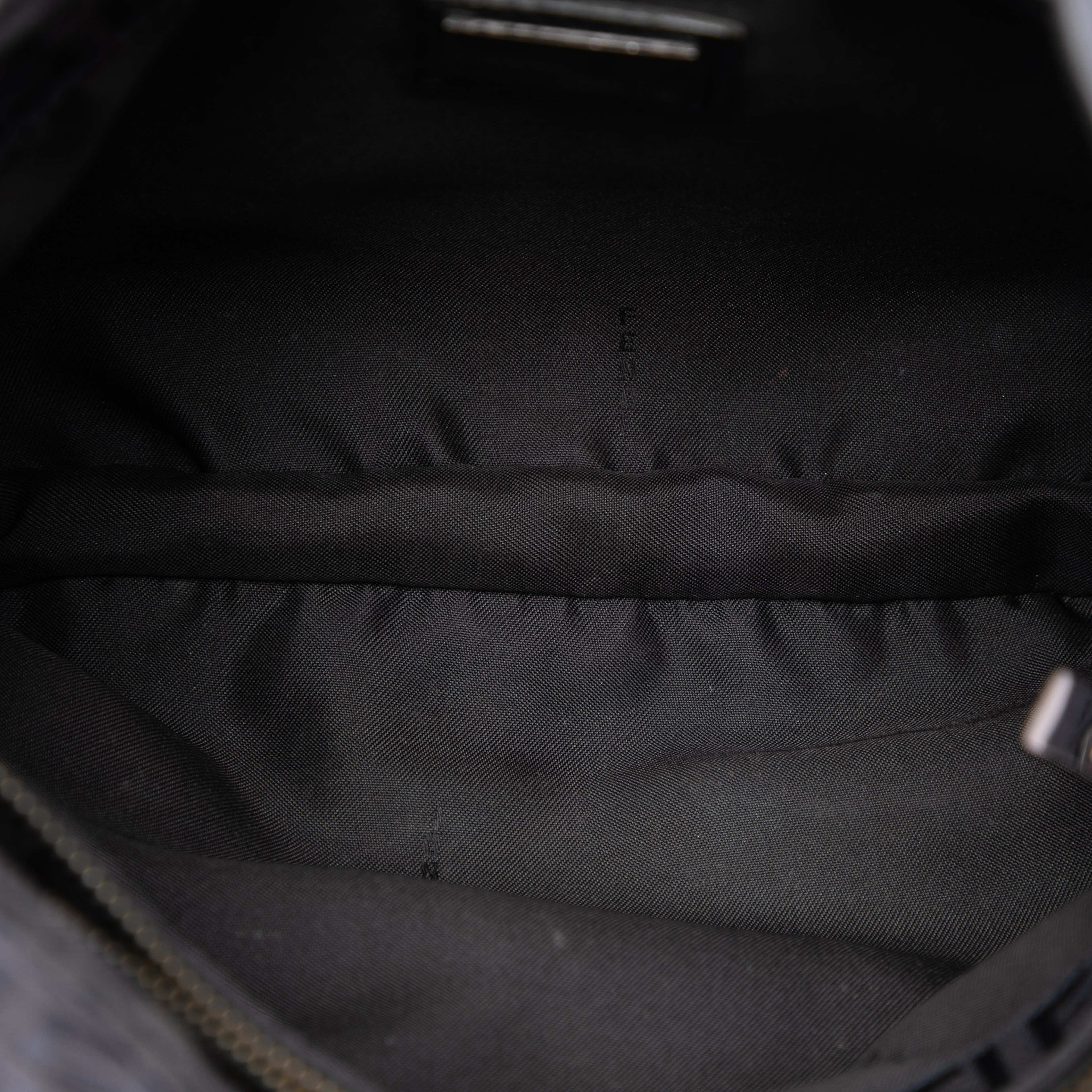 Fendi Zucchino Canvas Shoulder Bag, från Luxclusif, i färgen black. Klicka för att öppna bilden i stort format