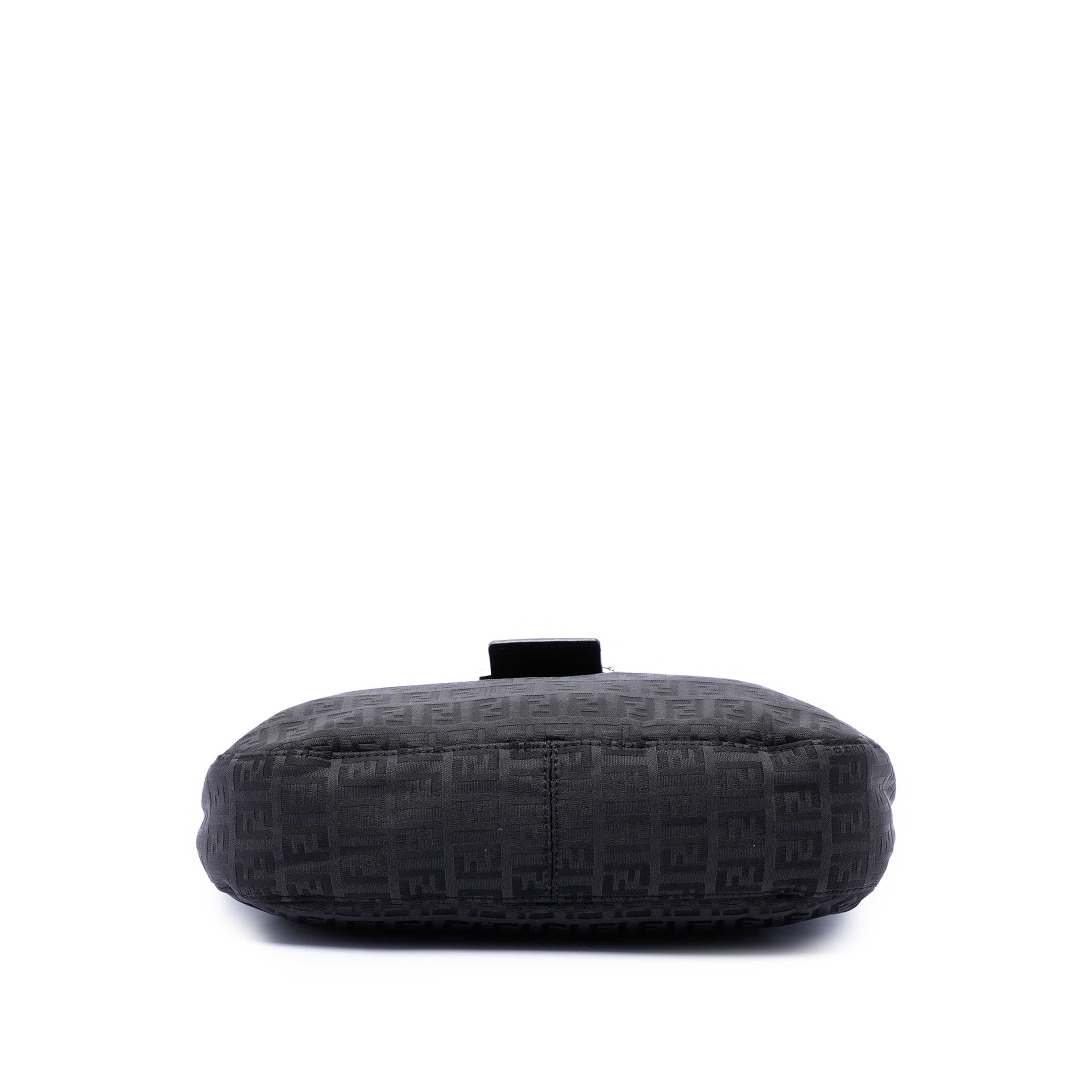 Fendi Zucchino Canvas Shoulder Bag, från Luxclusif, i färgen black. Klicka för att öppna bilden i stort format