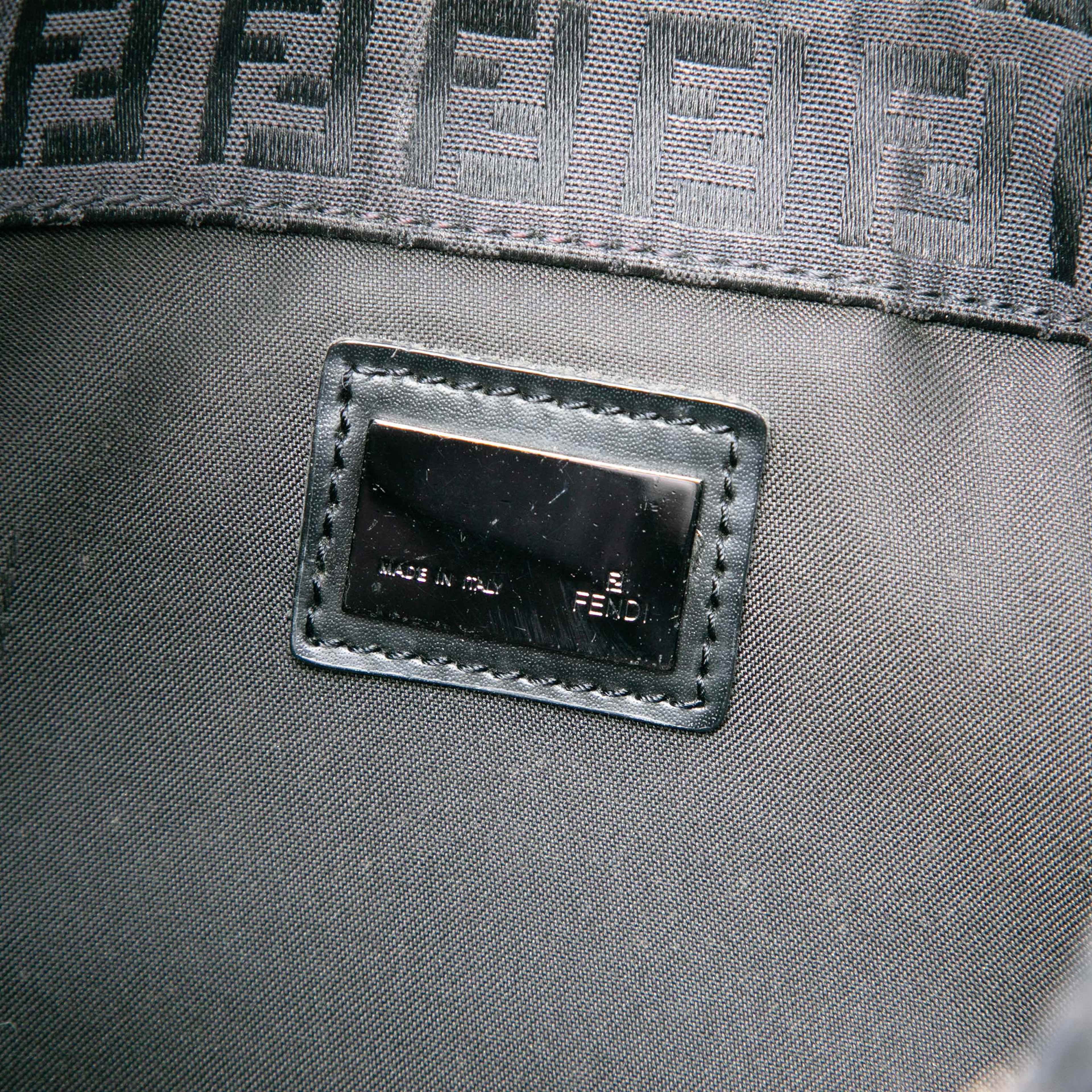 Fendi Zucchino Canvas Shoulder Bag, från Luxclusif, i färgen black. Klicka för att öppna bilden i stort format