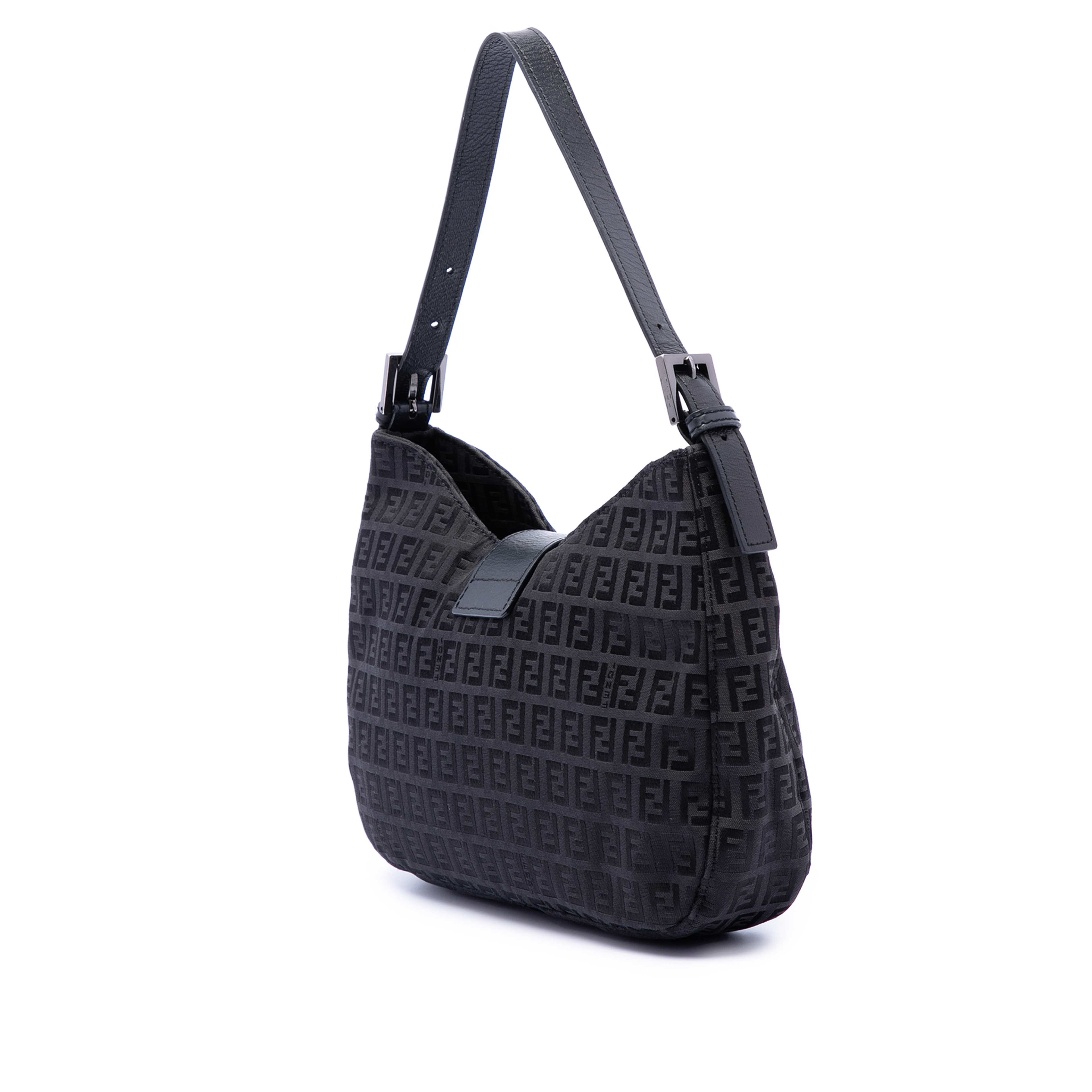 Fendi Zucchino Canvas Shoulder Bag, från Luxclusif, i färgen black. Klicka för att öppna bilden i stort format