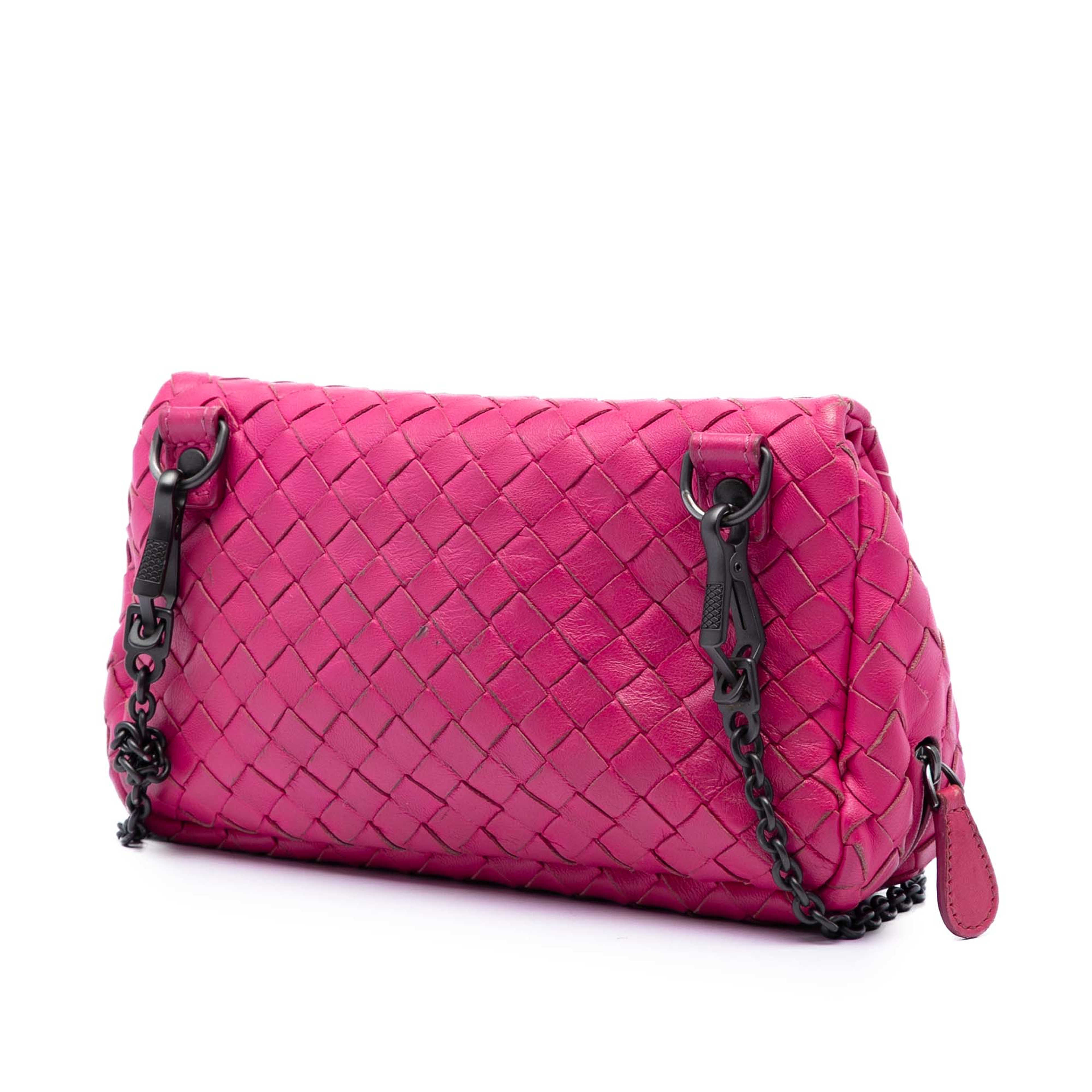 Bottega Veneta Mini Nappa Intrecciato Expandable Chain Flap Crossbody, från Luxclusif, i färgen rosa. Klicka för att öppna bilden i stort format