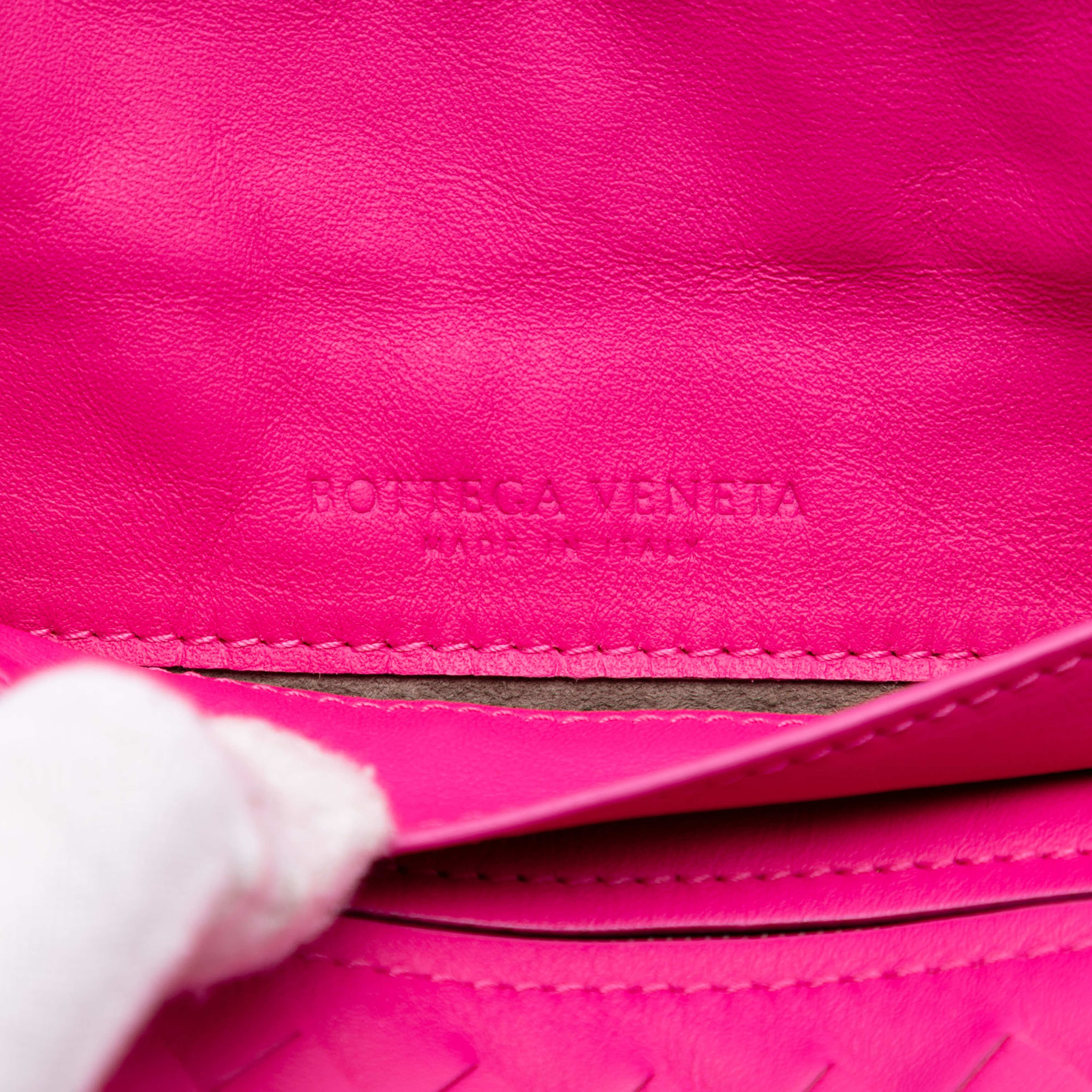 Bottega Veneta Mini Nappa Intrecciato Expandable Chain Flap Crossbody, från Luxclusif, i färgen rosa. Klicka för att öppna bilden i stort format