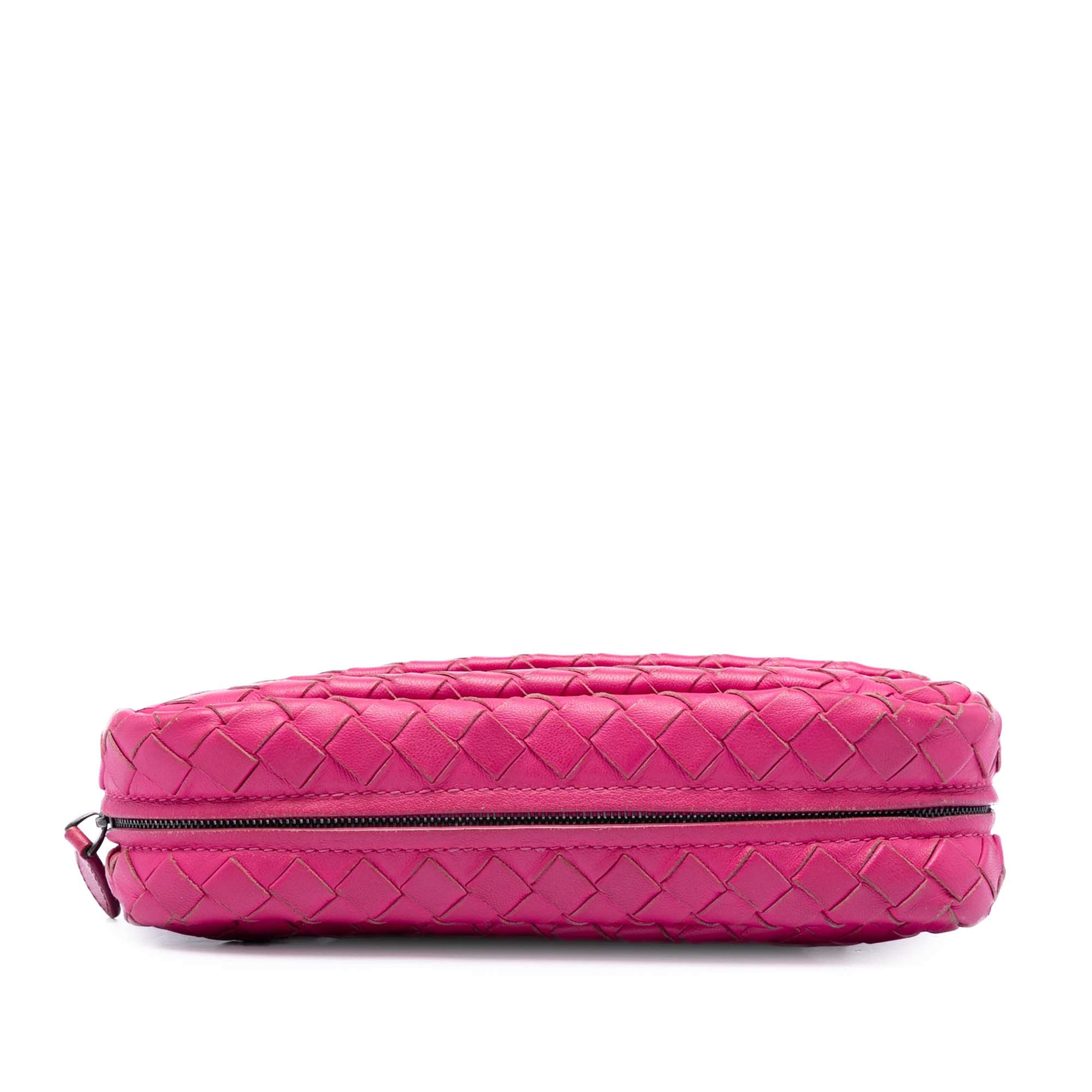 Bottega Veneta Mini Nappa Intrecciato Expandable Chain Flap Crossbody, från Luxclusif, i färgen rosa. Klicka för att öppna bilden i stort format