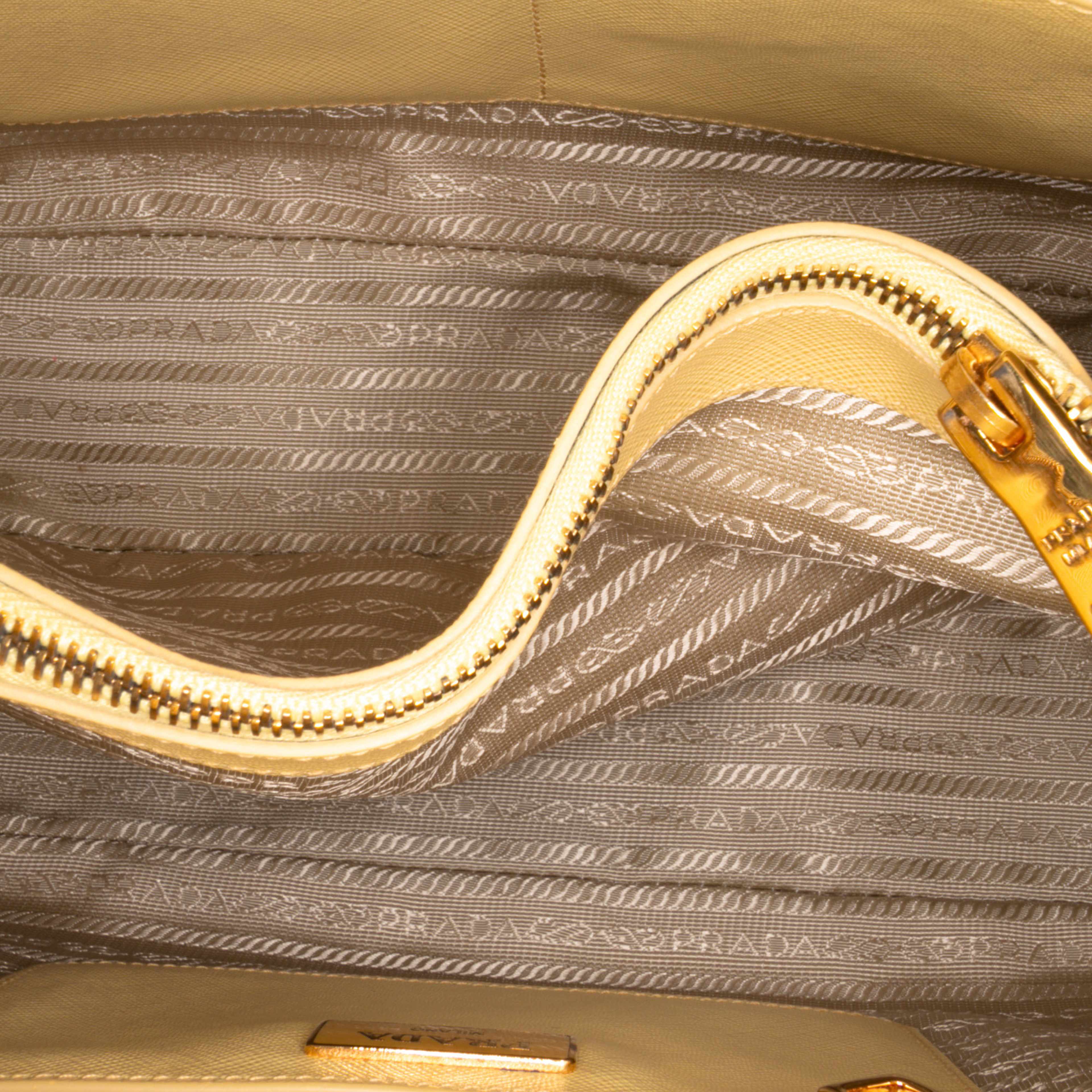 Prada Medium Saffiano Lux Promenade Satchel, från Luxclusif, i färgen light yellow. Klicka för att öppna bilden i stort format