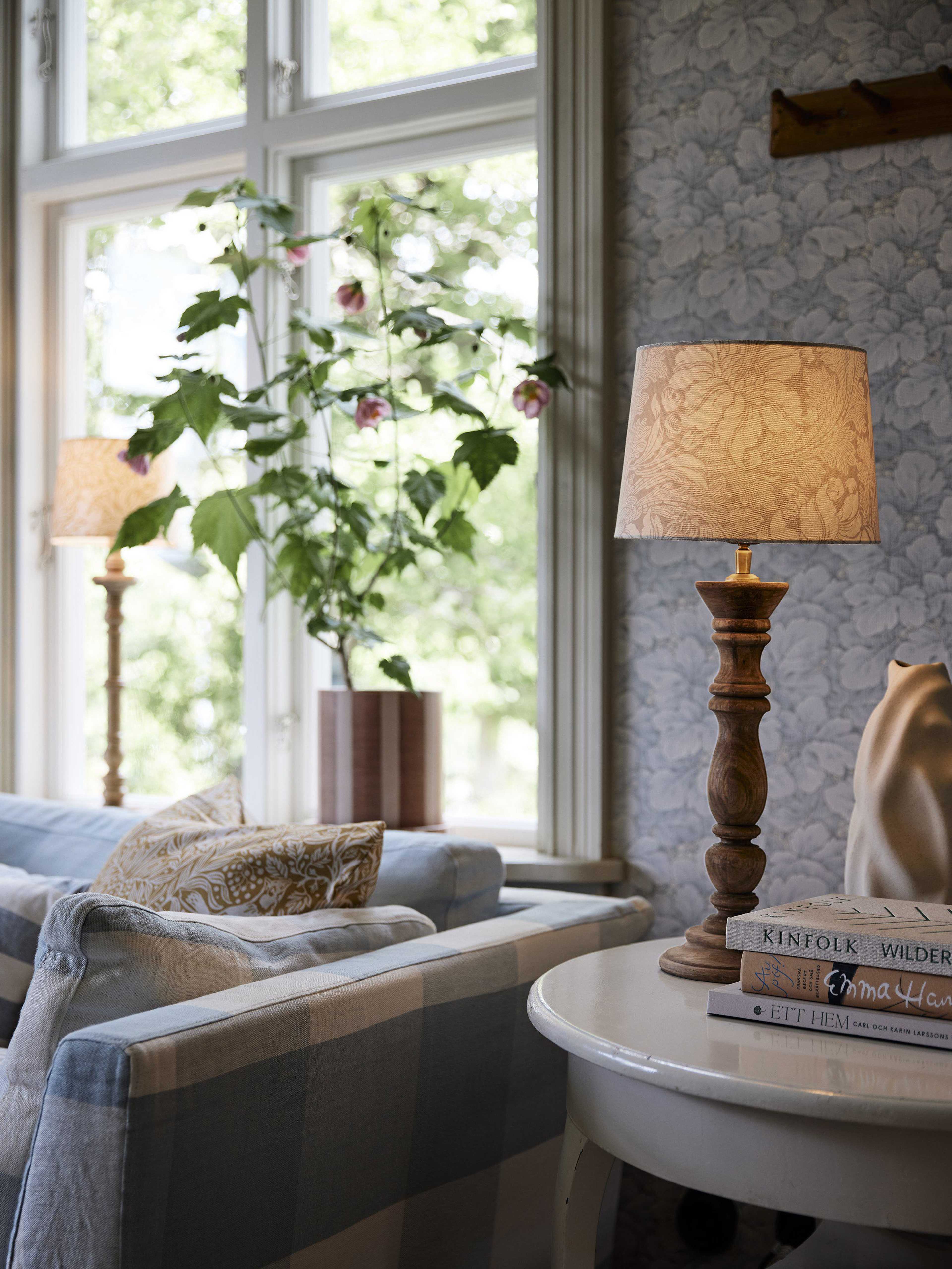 Lodge Bordslampa Acanthus
