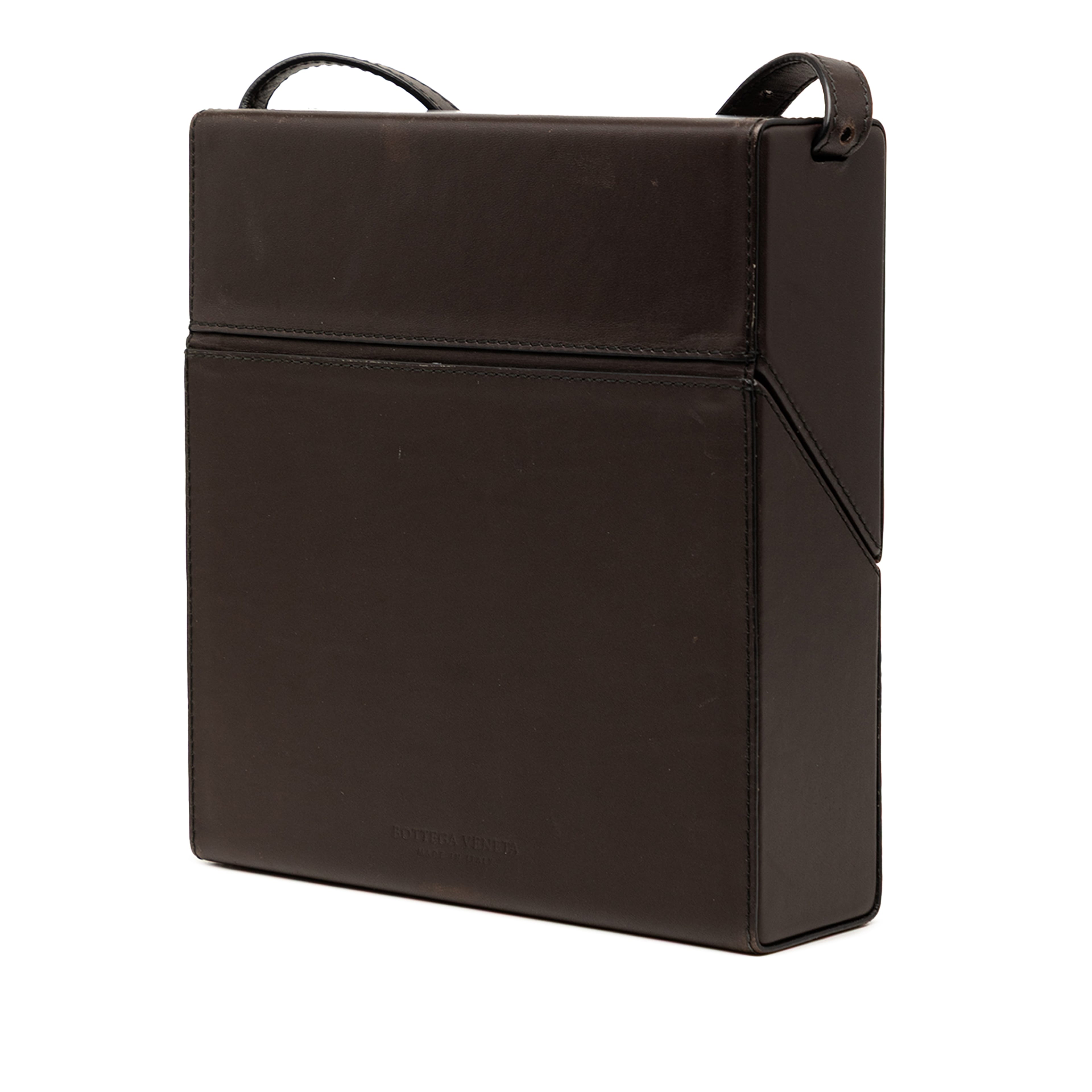 Bottega Veneta Calfskin Daisey Crossbody, från Luxclusif, i färgen brun. Klicka för att öppna bilden i stort format