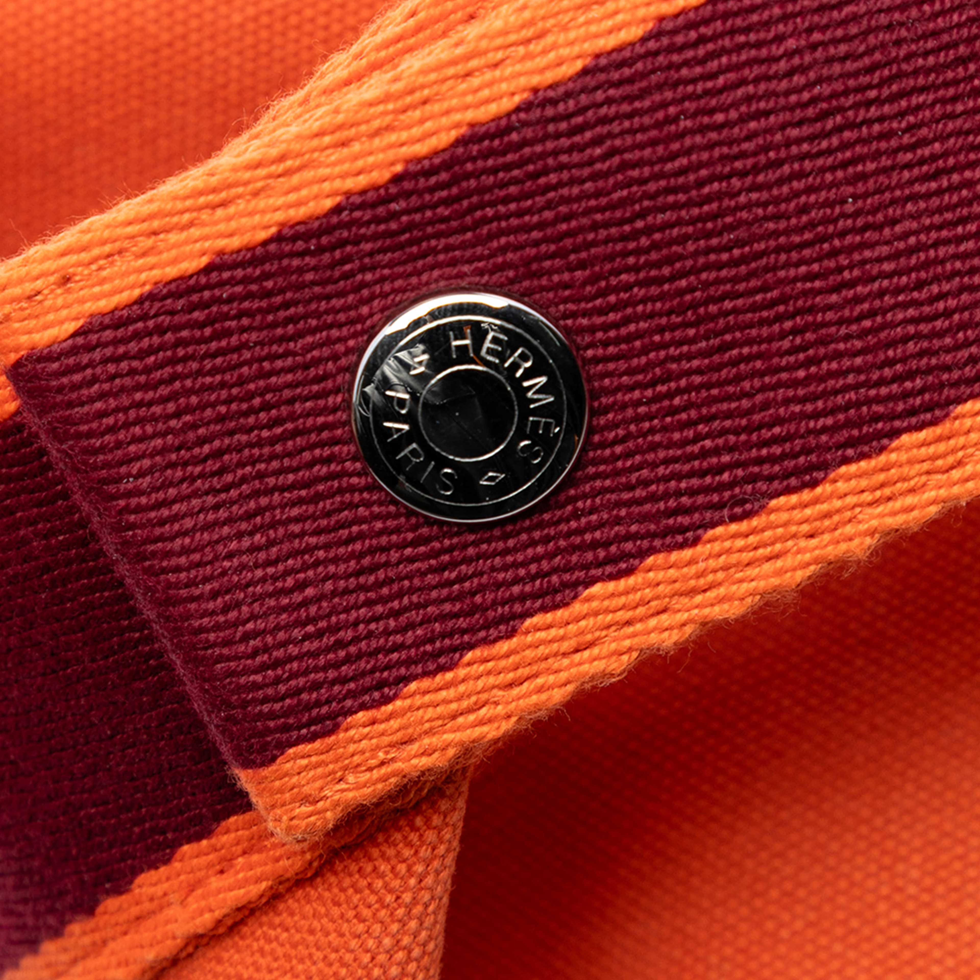 Hermès Small Toile Bride A Brac Case, från Luxclusif, i färgen dark orange. Klicka för att öppna bilden i stort format