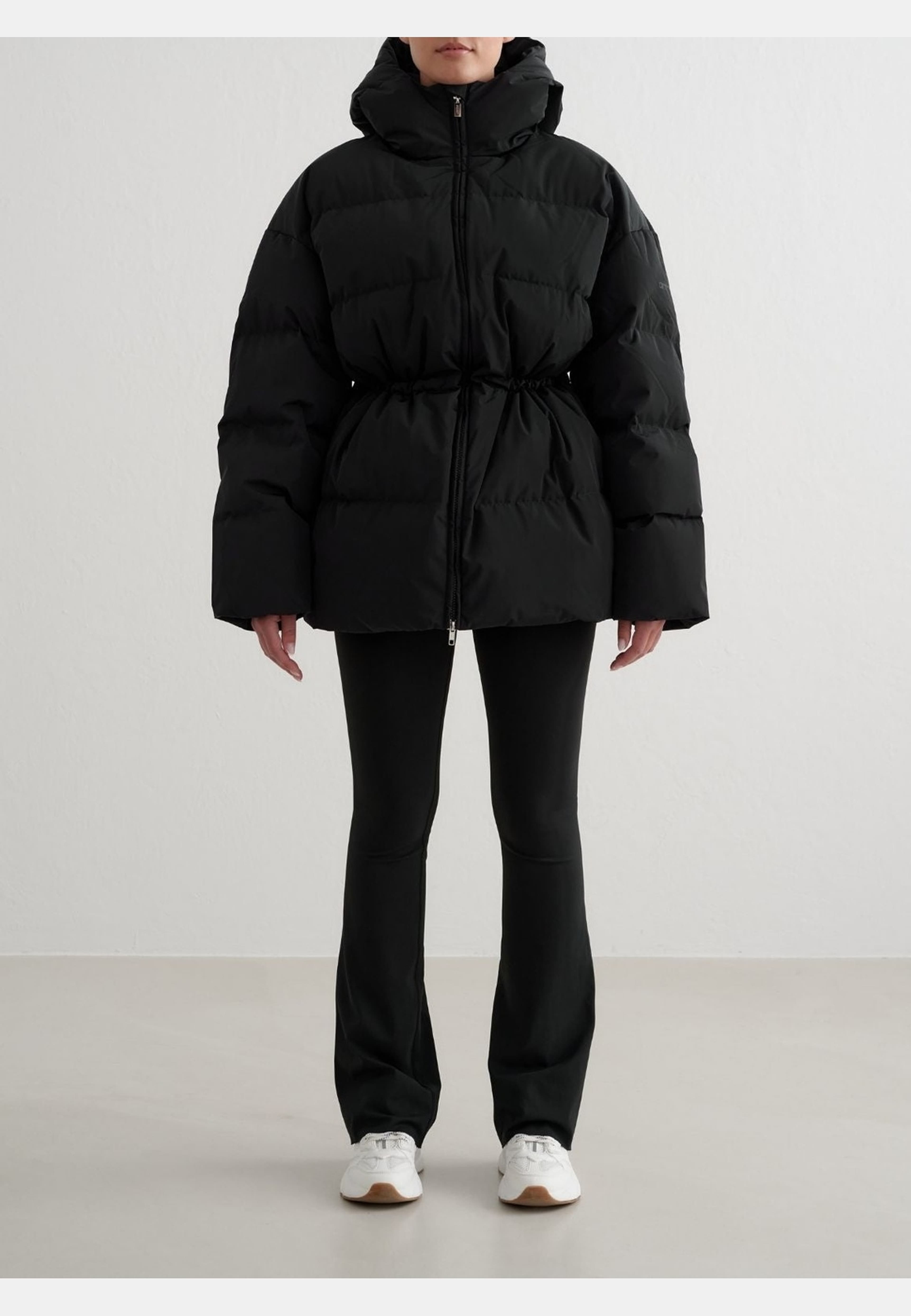 Moment Puffer Jacket, från aim'n, i färgen black. Klicka för att öppna bilden i stort format