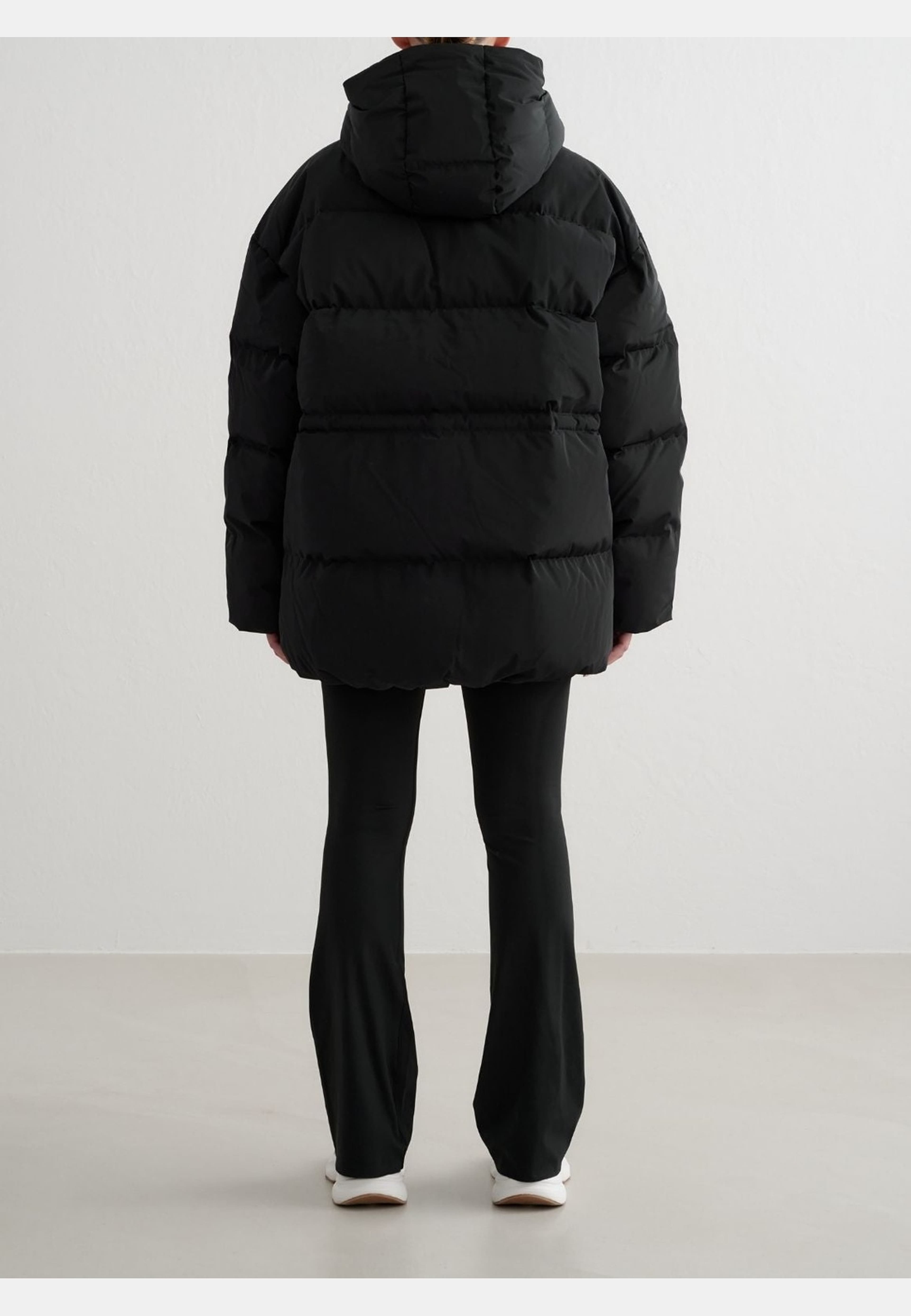 Moment Puffer Jacket, från aim'n, i färgen black. Klicka för att öppna bilden i stort format