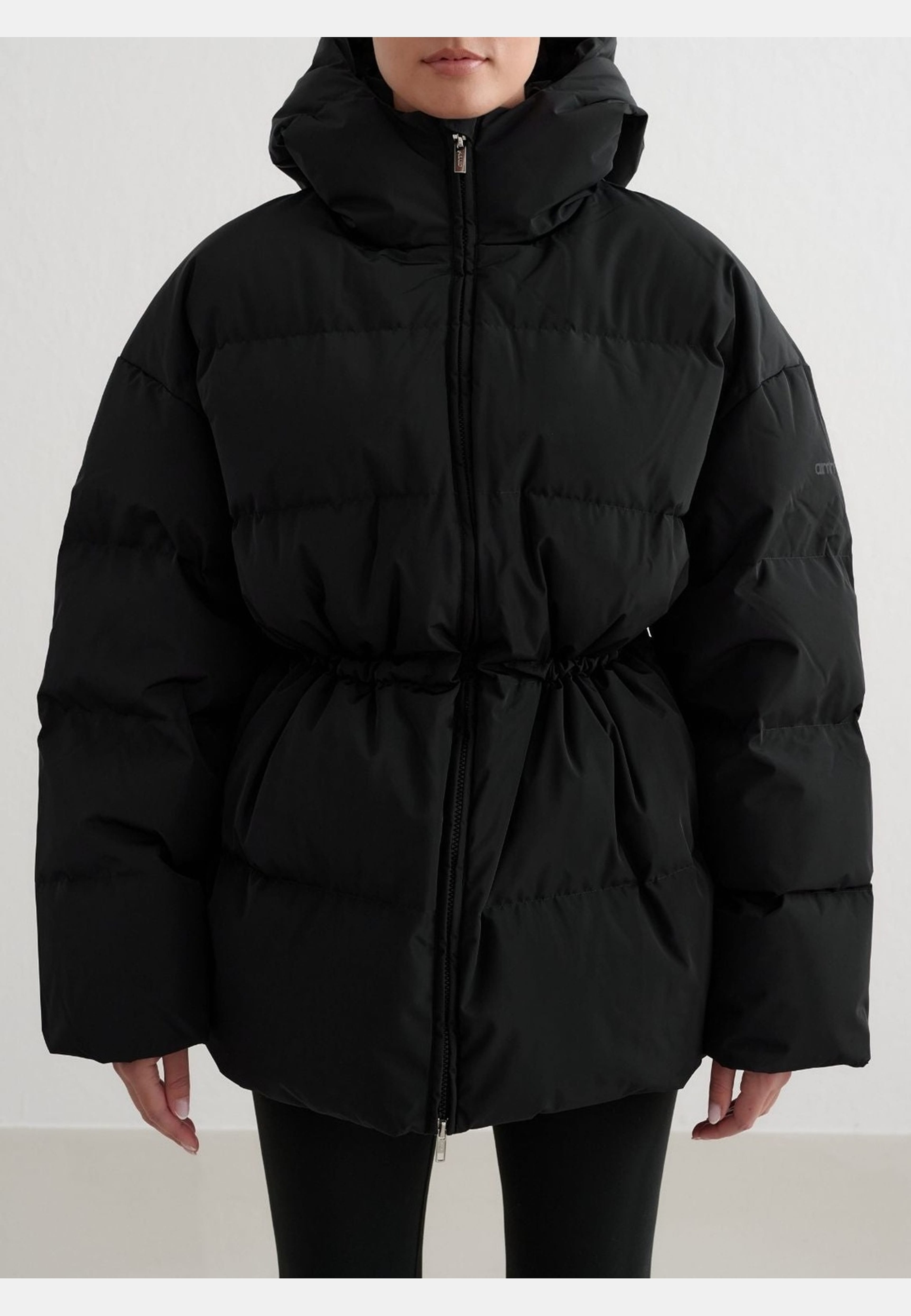 Moment Puffer Jacket, från aim'n, i färgen black. Klicka för att öppna bilden i stort format