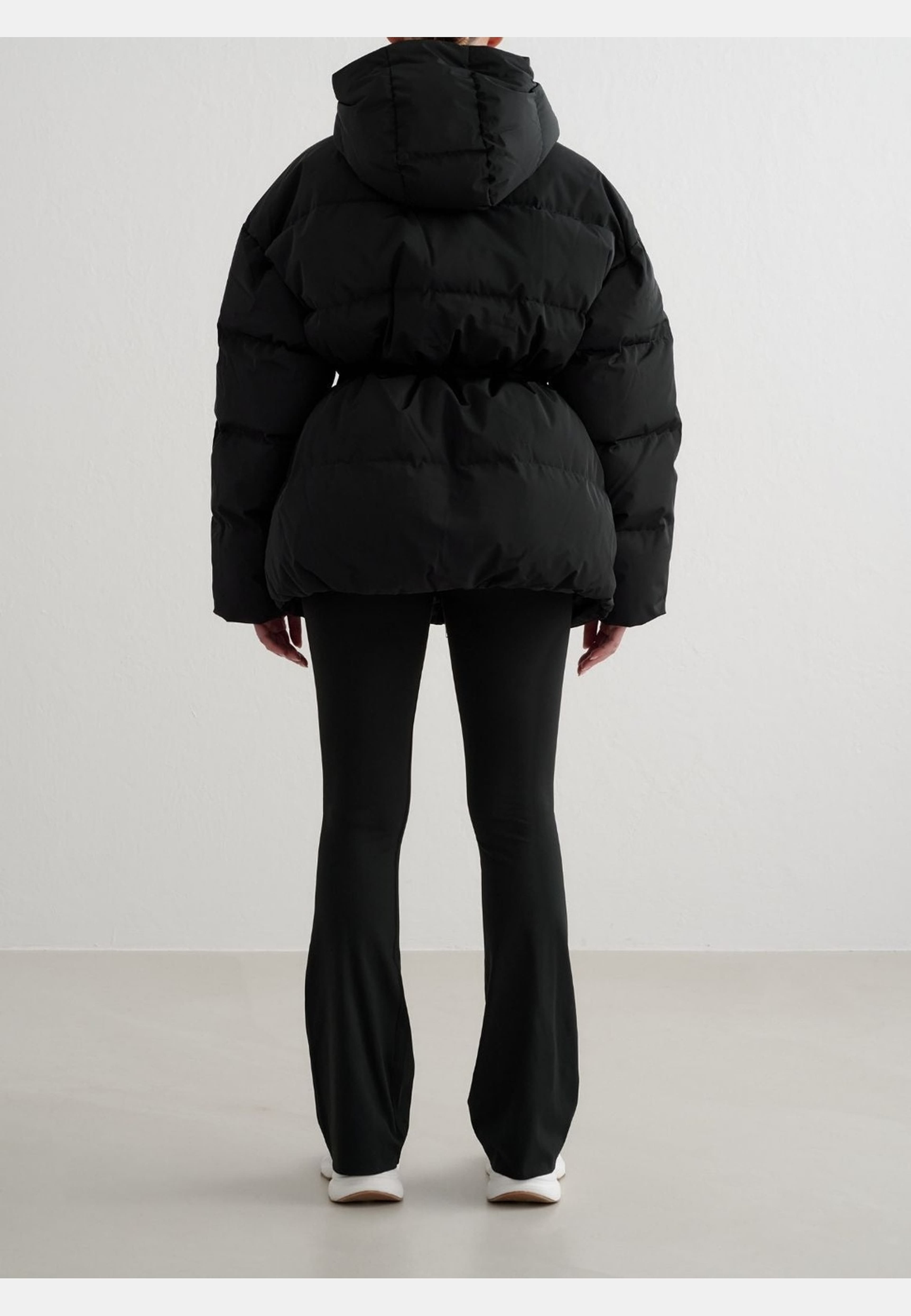 Moment Puffer Jacket, från aim'n, i färgen black. Klicka för att öppna bilden i stort format