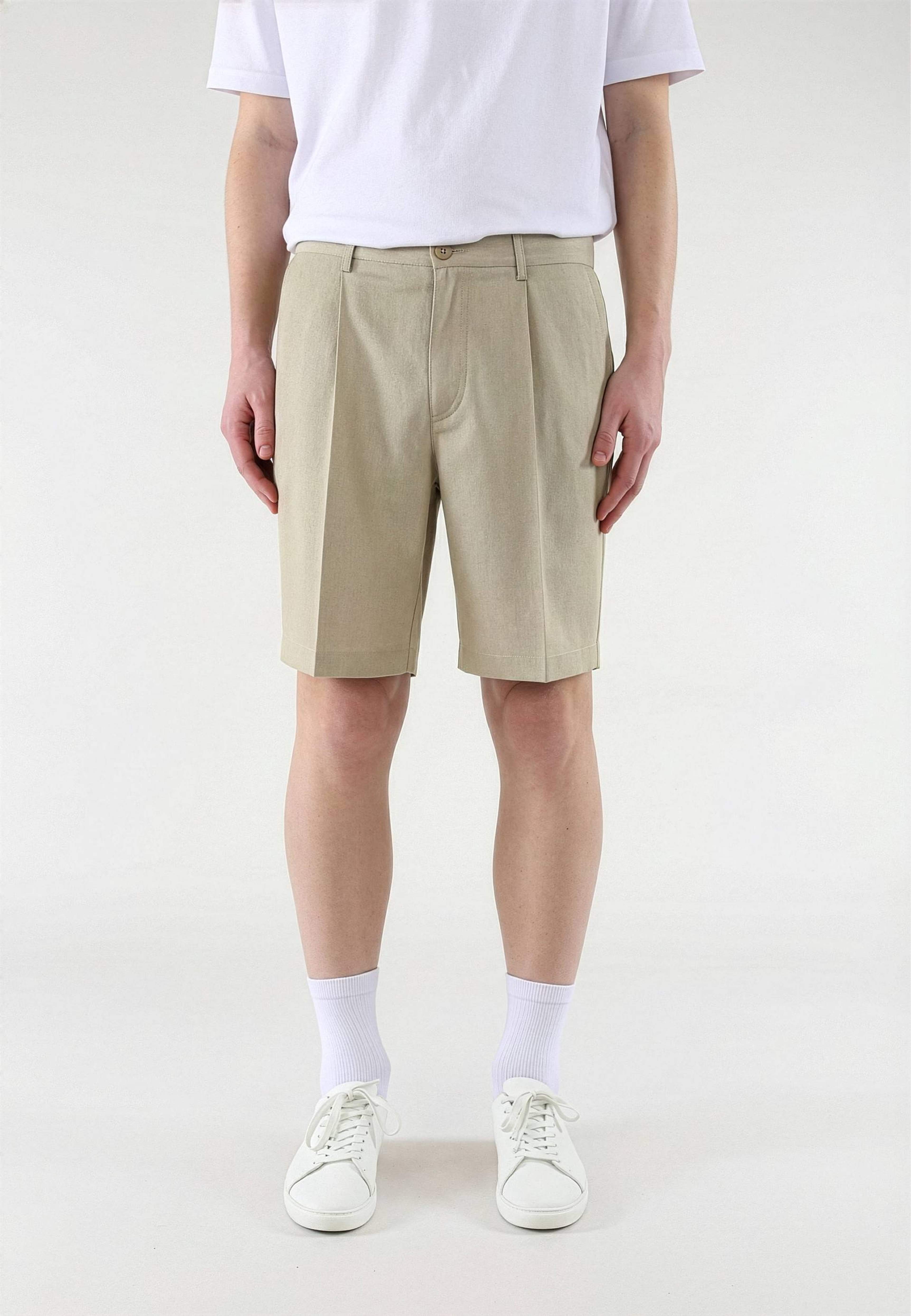 Land Suit Shorts, från Ciszere, i färgen beige. Klicka för att öppna bilden i stort format