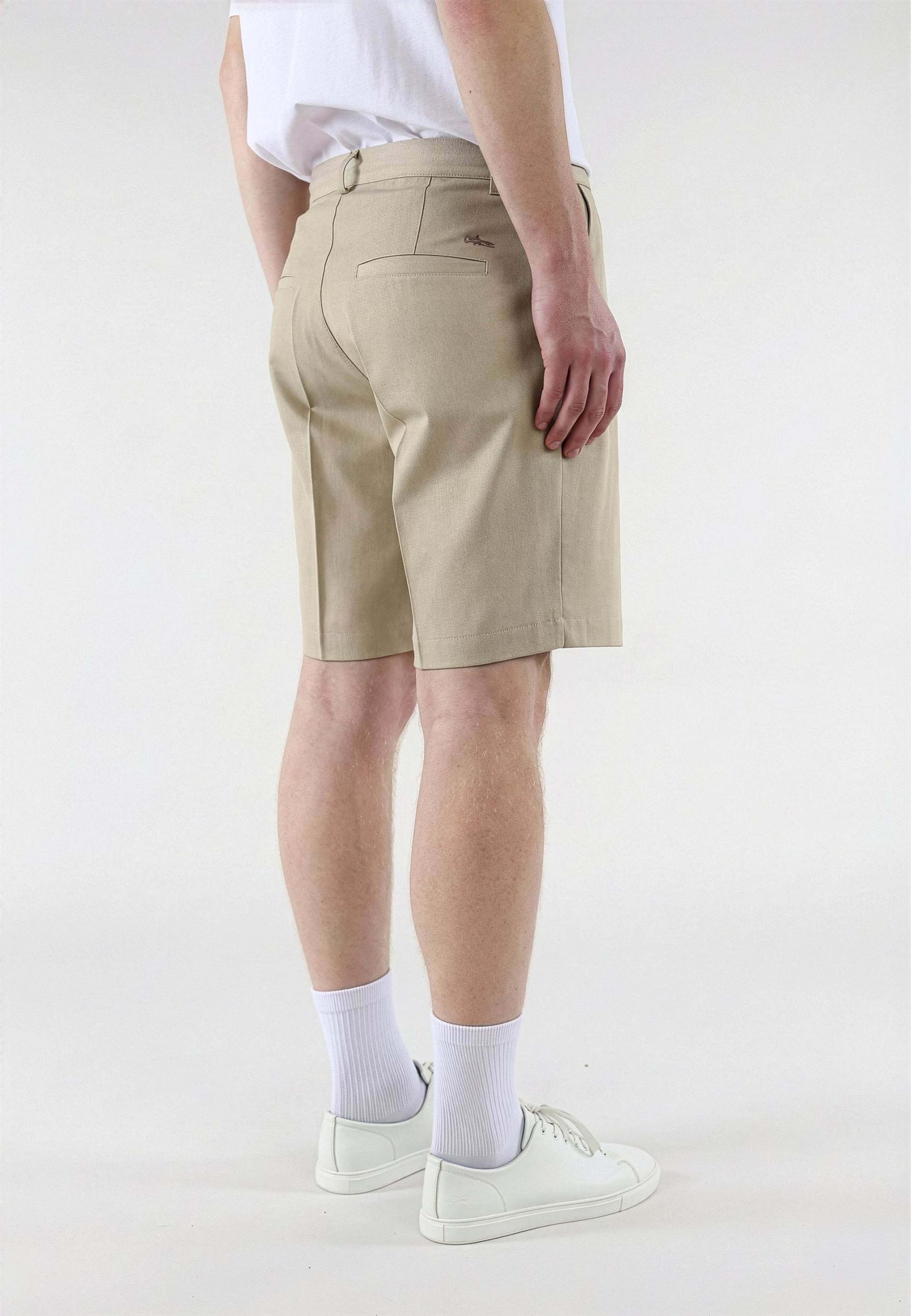 Land Suit Shorts, från Ciszere, i färgen beige. Klicka för att öppna bilden i stort format