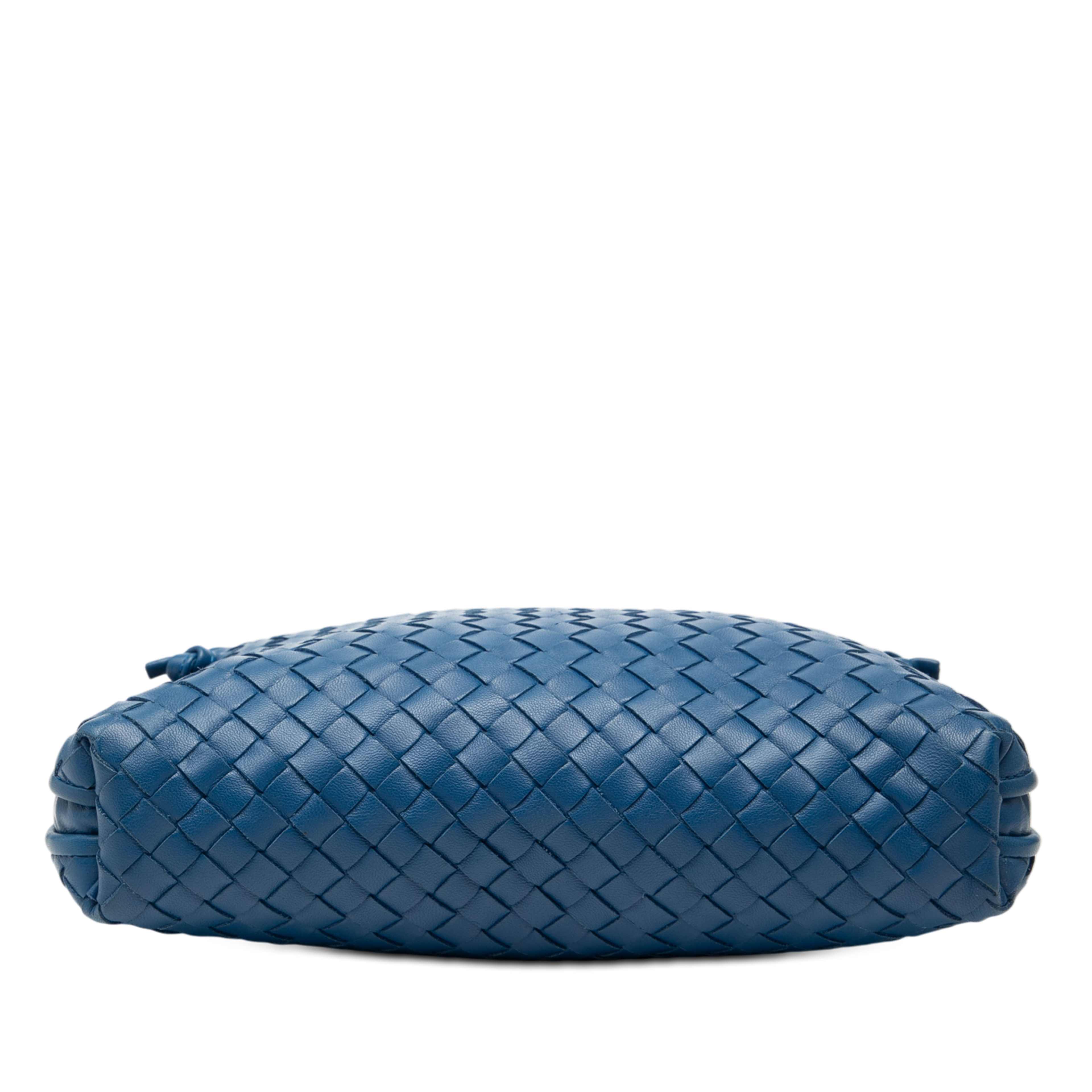 Bottega Veneta Nappa Intrecciato Nodini Crossbody, från Luxclusif, i färgen blue. Klicka för att öppna bilden i stort format