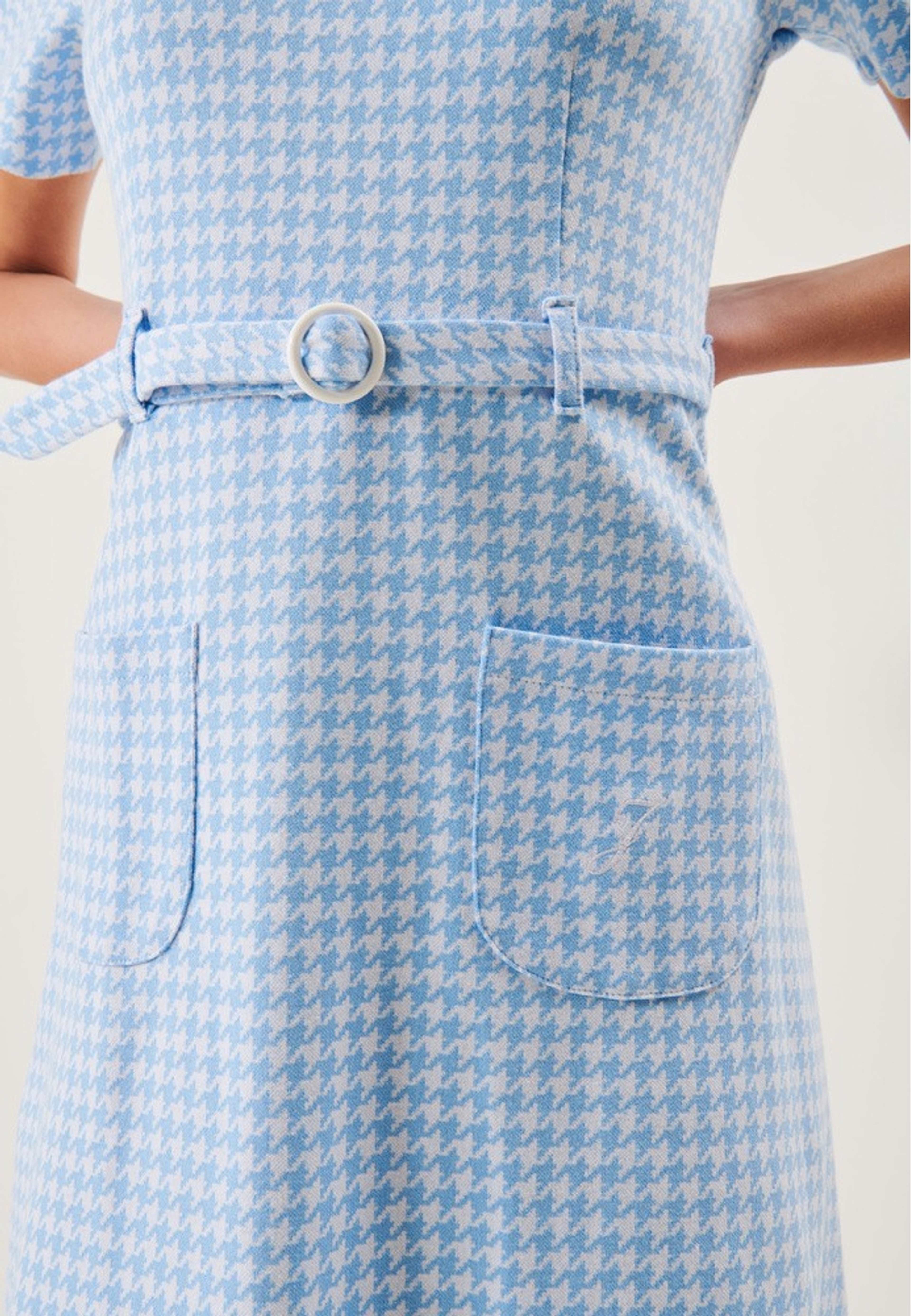 Paulina Houndstooth Dress, från Jumperfabriken, i färgen blue. Klicka för att öppna bilden i stort format