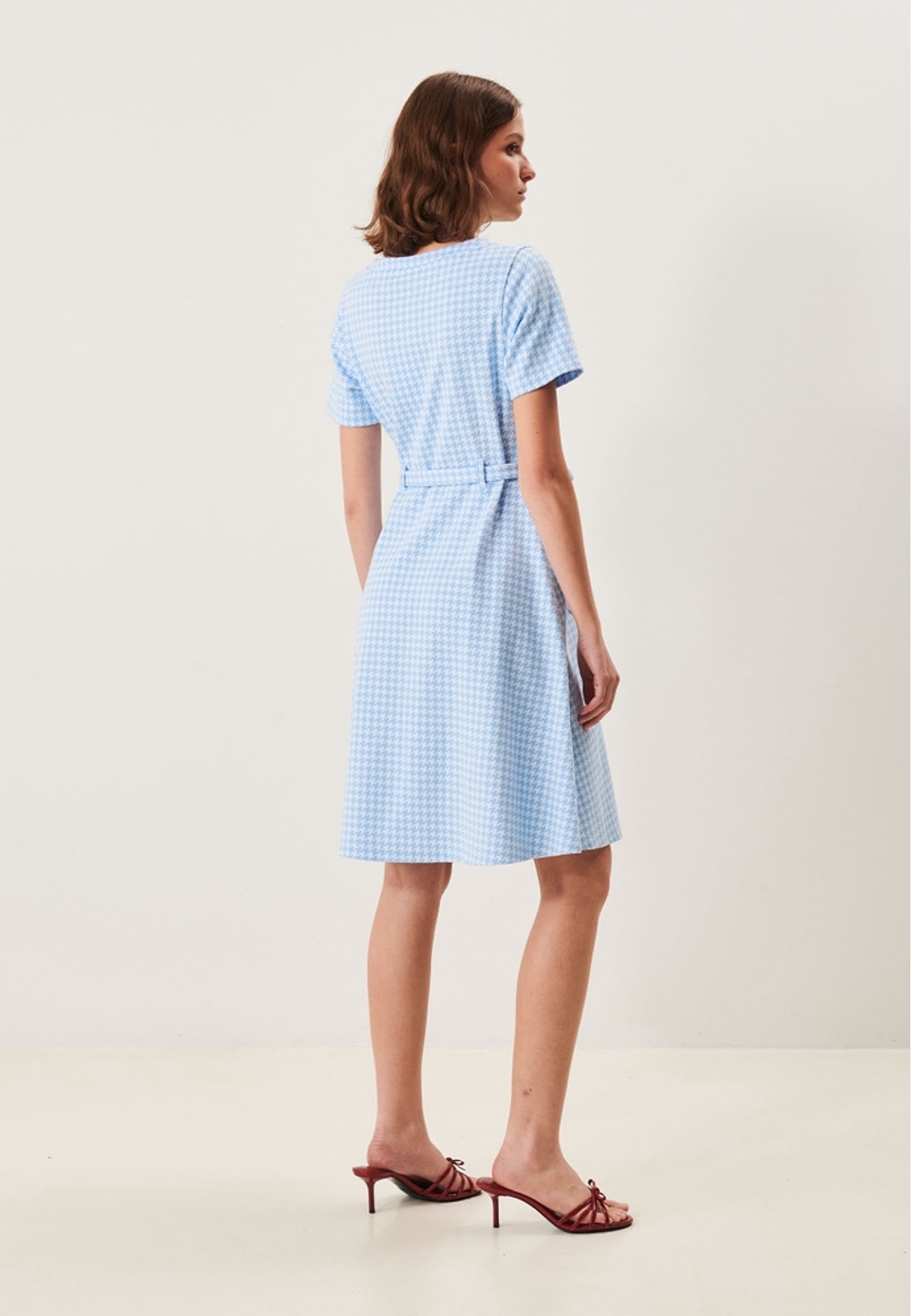 Paulina Houndstooth Dress, från Jumperfabriken, i färgen blue. Klicka för att öppna bilden i stort format