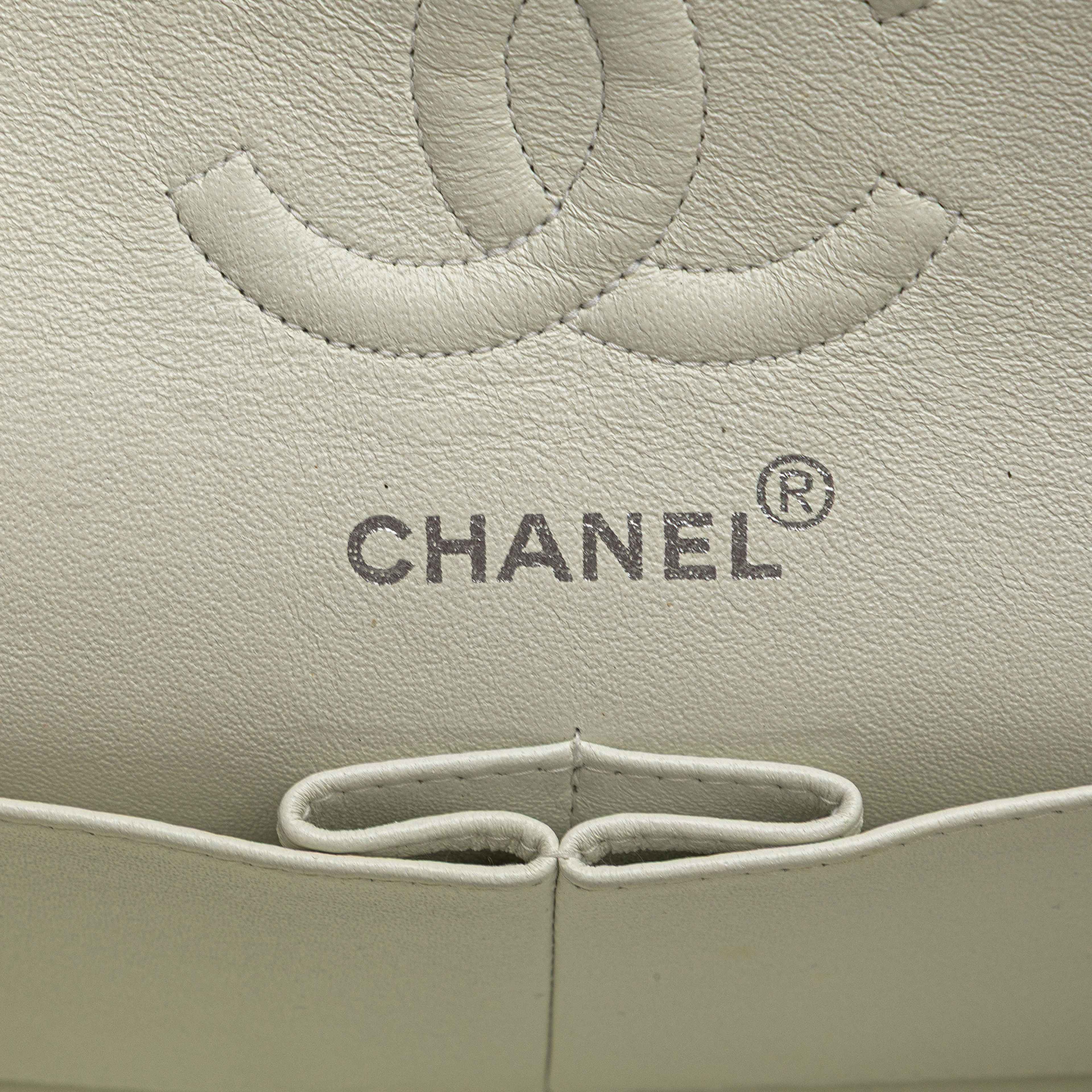 Chanel Small Classic Lambskin Double Flap, från Luxclusif, i färgen white. Klicka för att öppna bilden i stort format