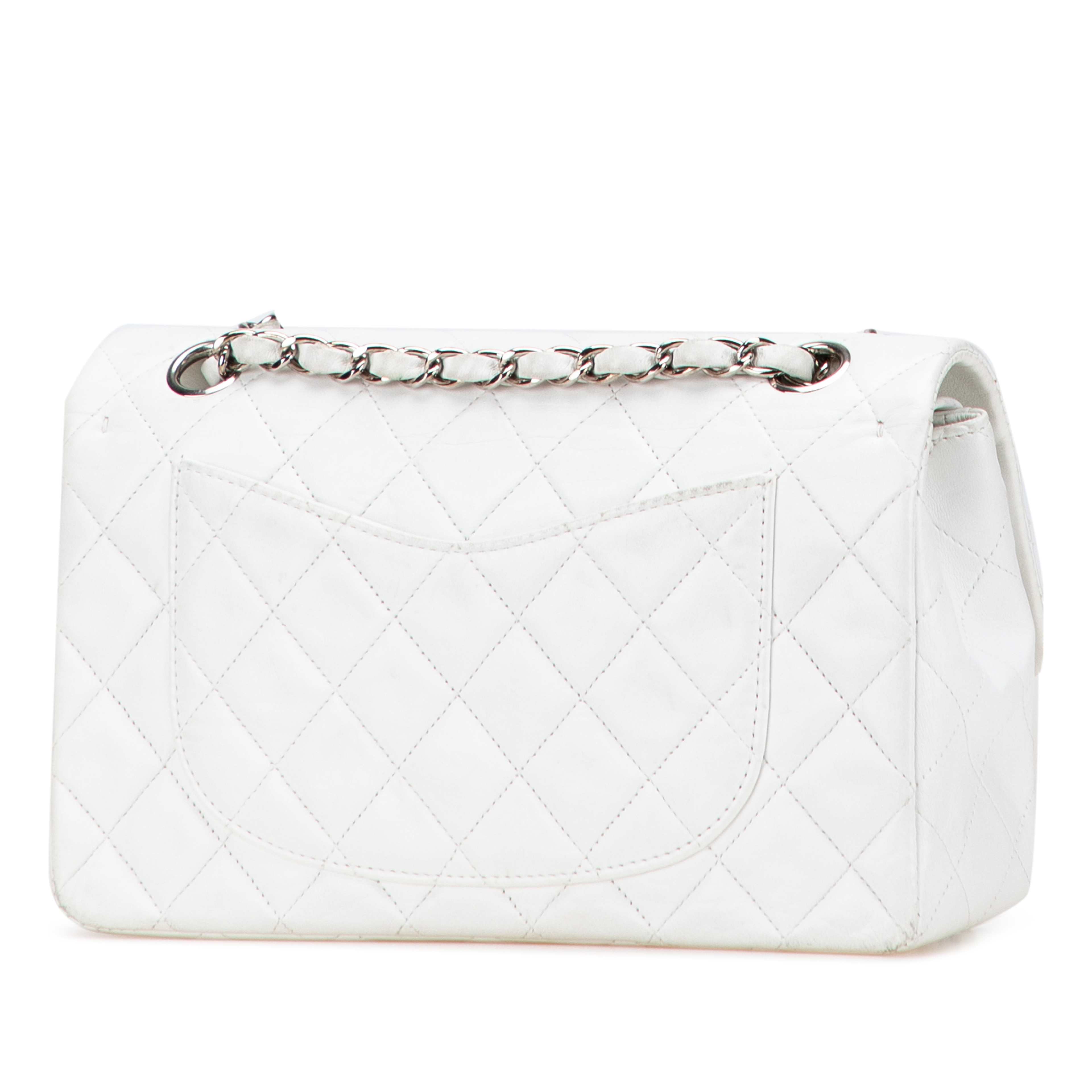 Chanel Small Classic Lambskin Double Flap, från Luxclusif, i färgen white. Klicka för att öppna bilden i stort format