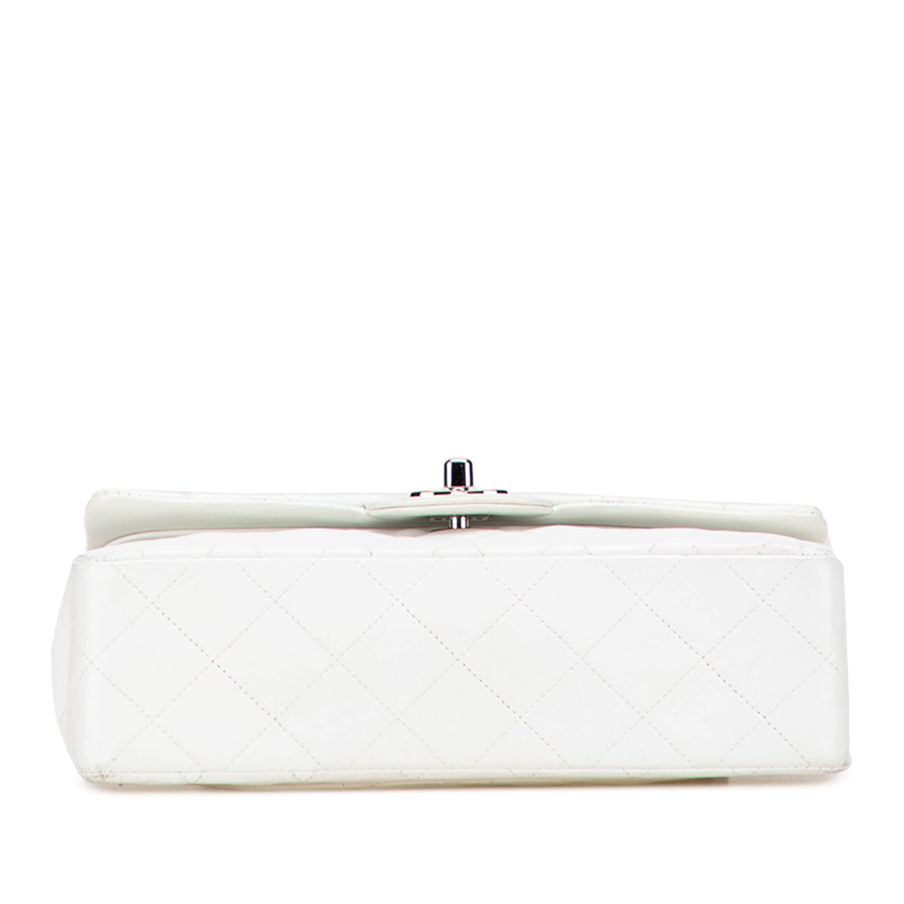 Chanel Small Classic Lambskin Double Flap, från Luxclusif, i färgen white. Klicka för att öppna bilden i stort format