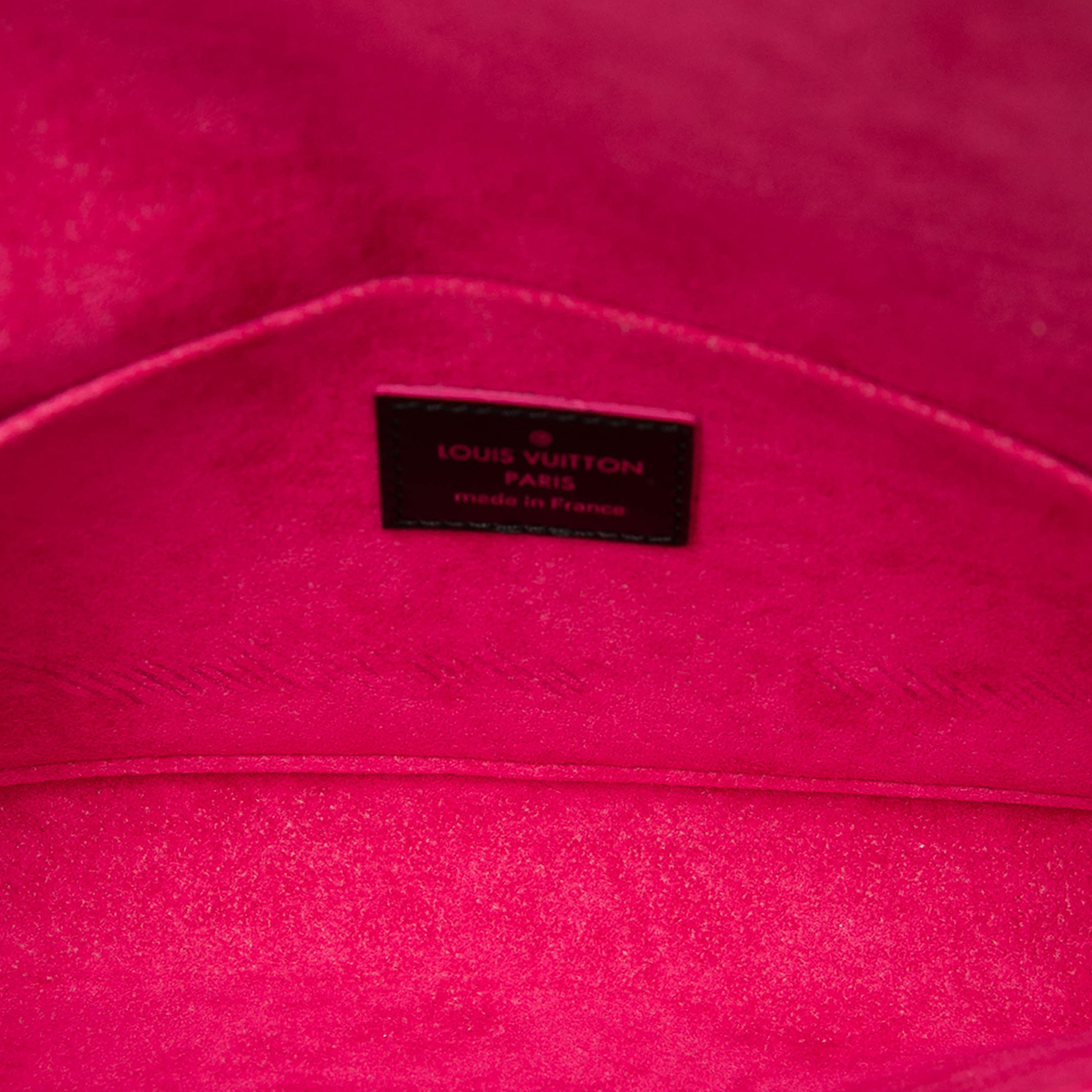 Louis Vuitton Epi Pochette Felicie, från Luxclusif, i färgen black. Klicka för att öppna bilden i stort format