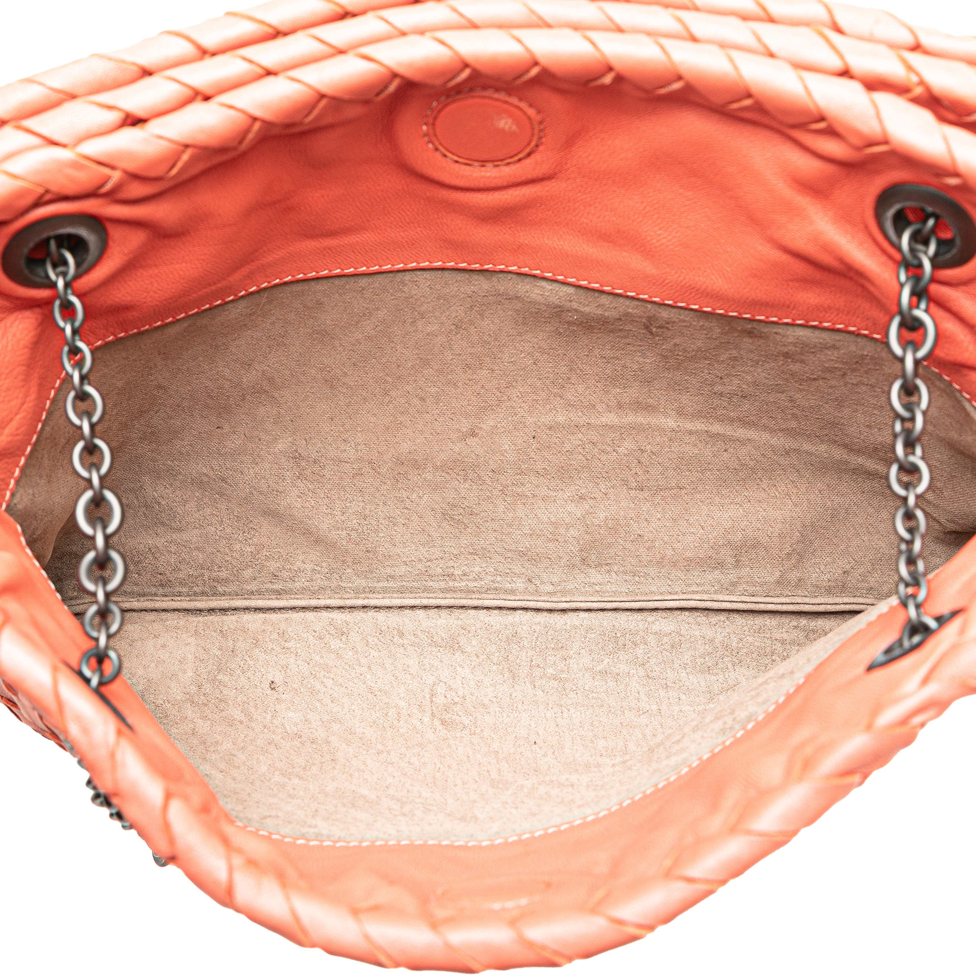 Bottega Veneta Nappa Intrecciato Duo Shoulder Bag, från Luxclusif, i färgen rosa. Klicka för att öppna bilden i stort format