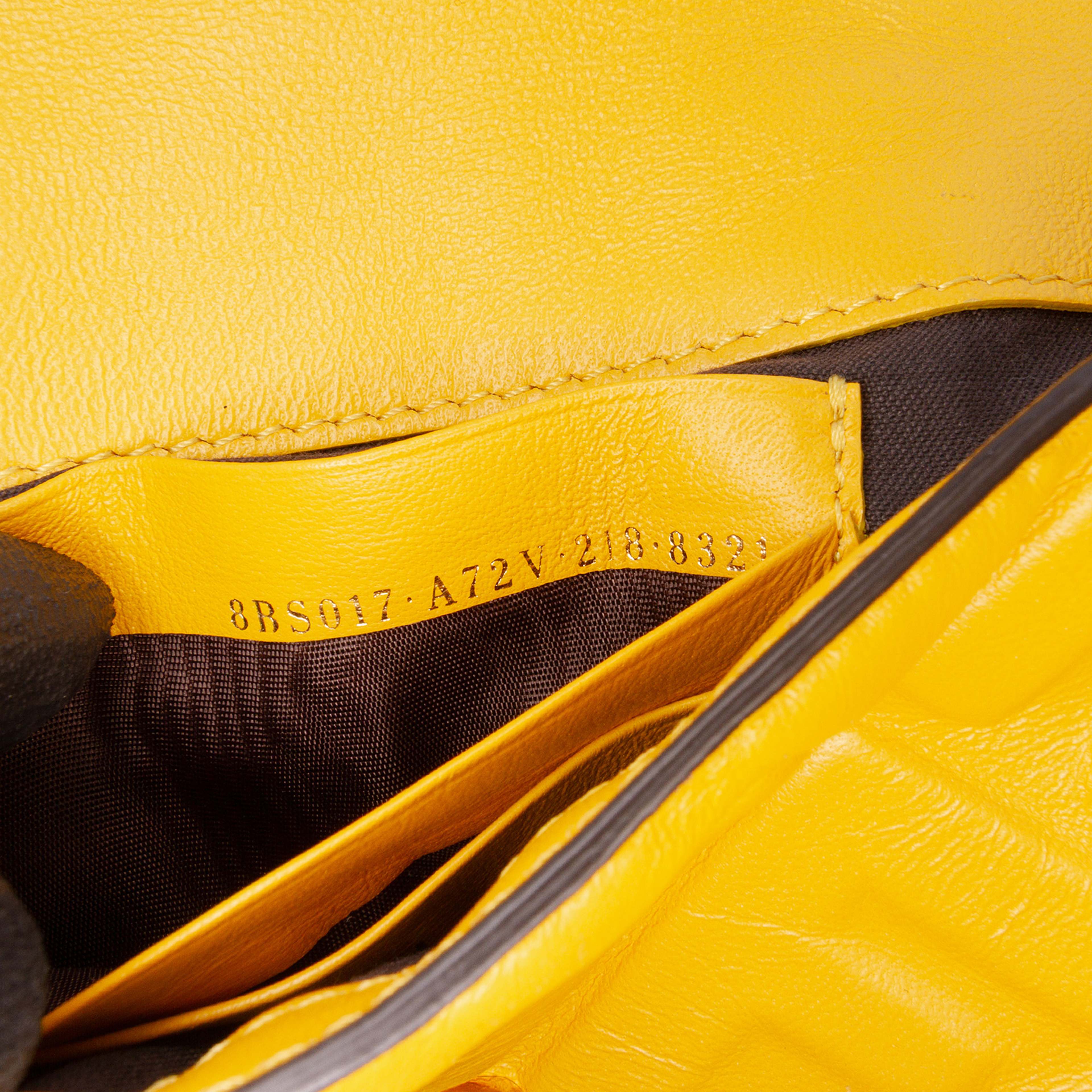 Fendi Mini Zucca Embossed Leather Baguette Satchel, från Luxclusif, i färgen mustard. Klicka för att öppna bilden i stort format