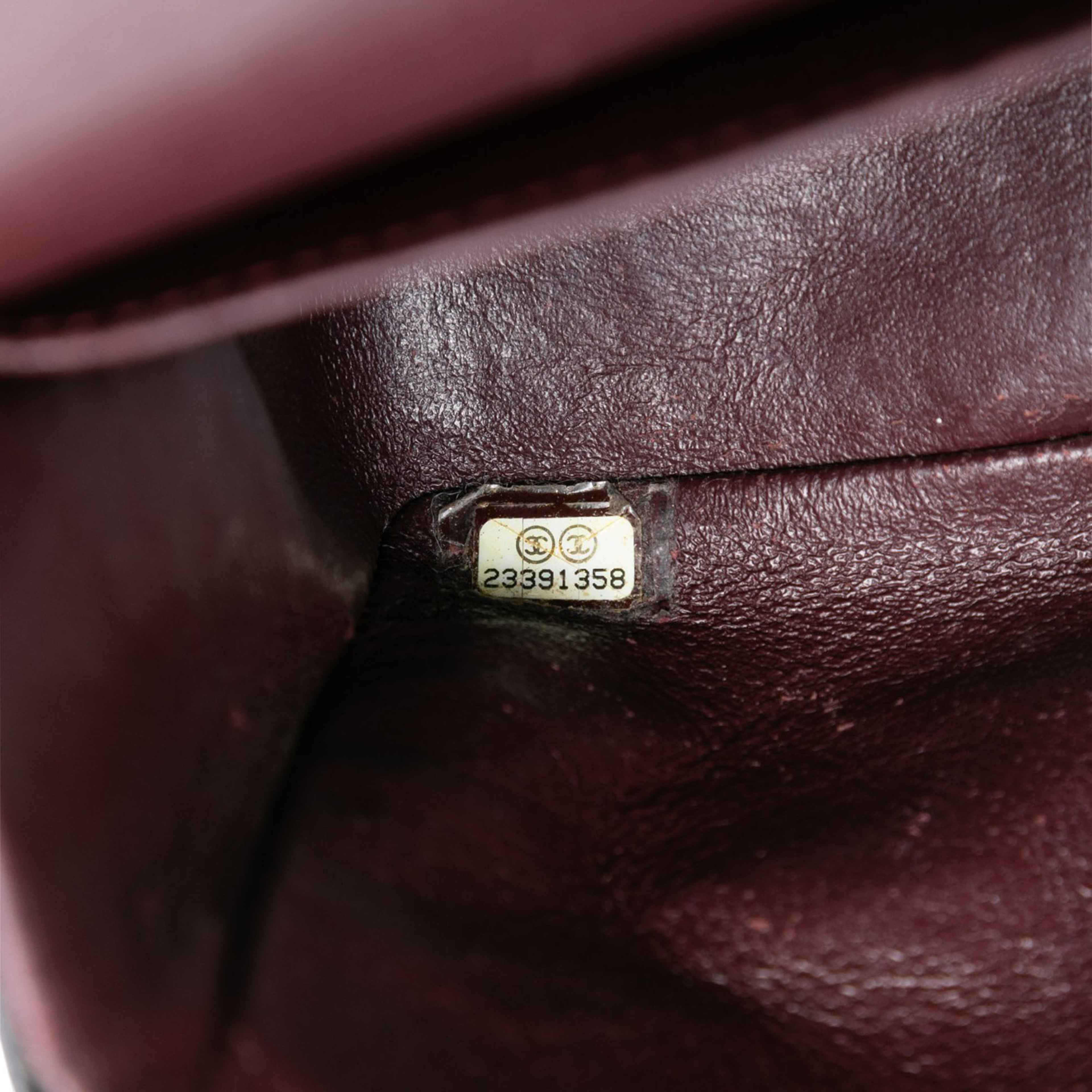 Chanel Medium Classic Caviar Double Flap, från Luxclusif, i färgen black. Klicka för att öppna bilden i stort format