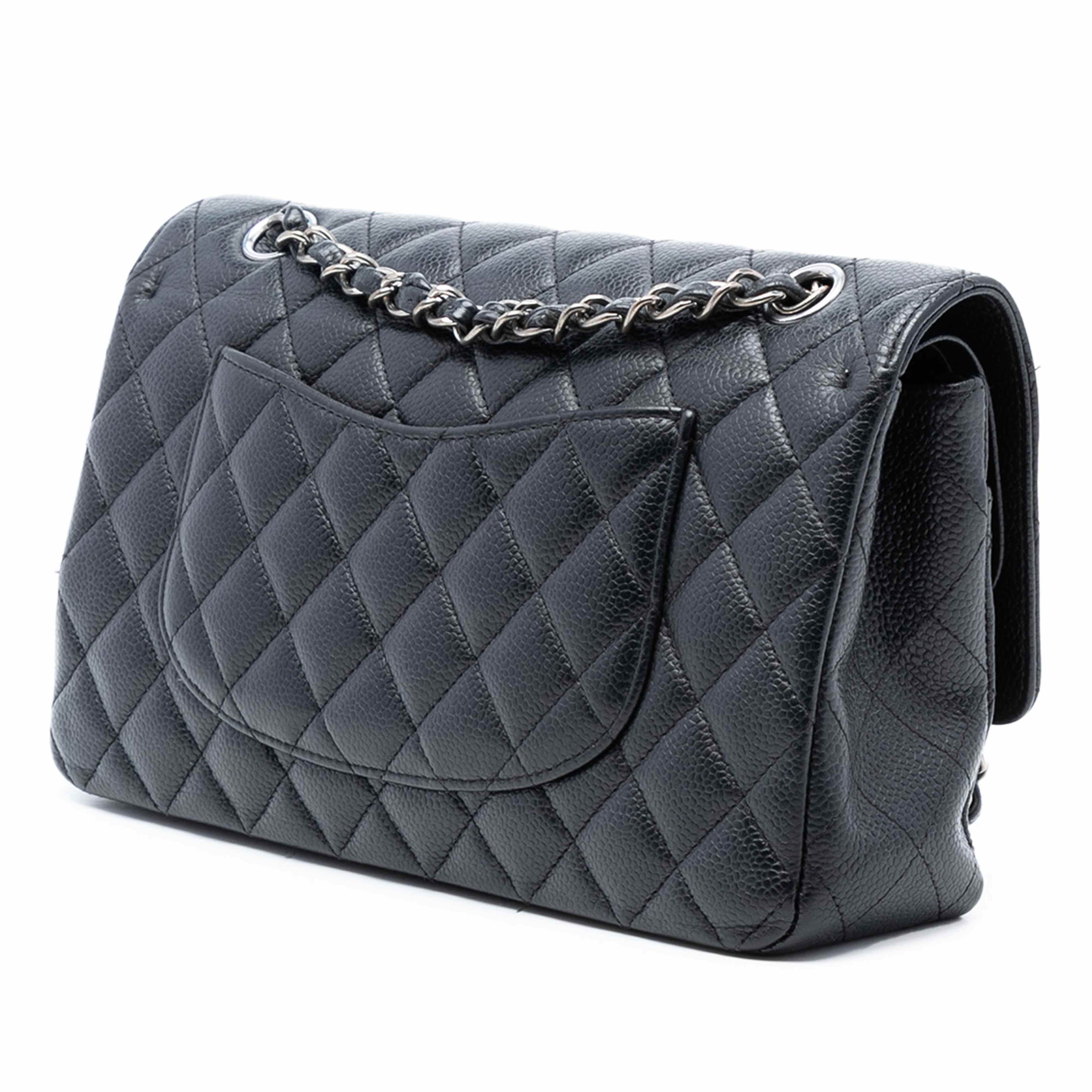 Chanel Medium Classic Caviar Double Flap, från Luxclusif, i färgen black. Klicka för att öppna bilden i stort format