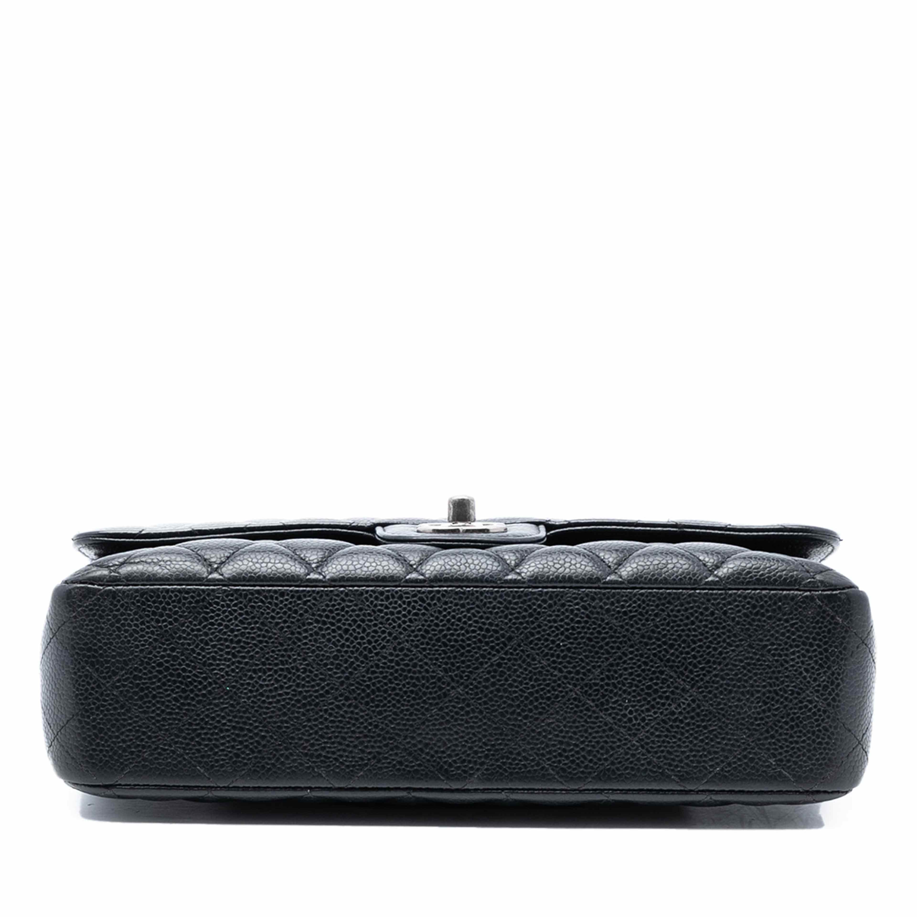 Chanel Medium Classic Caviar Double Flap, från Luxclusif, i färgen black. Klicka för att öppna bilden i stort format