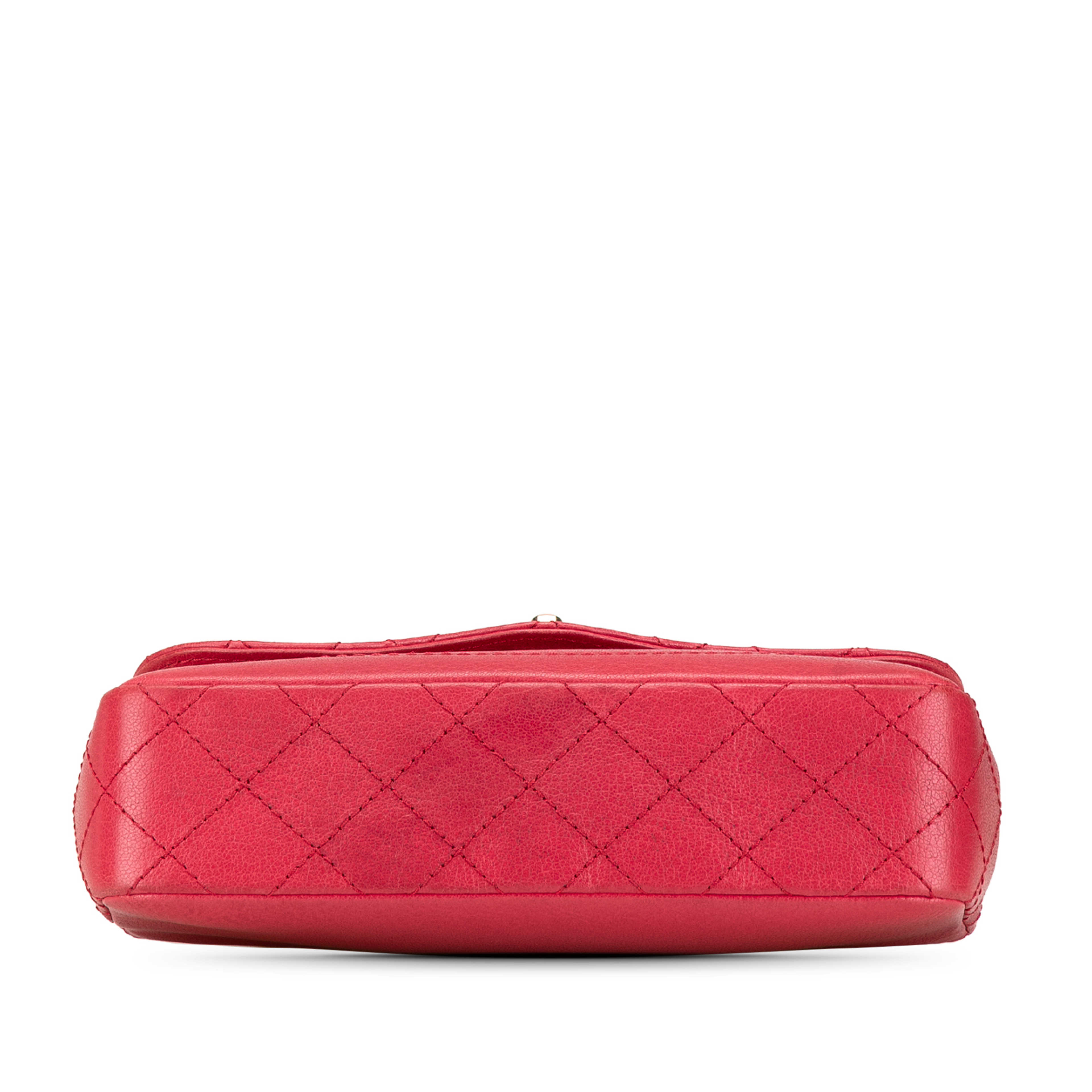 Chanel Medium Quilted Goatskin Coco Curve Flap, från Luxclusif, i färgen red. Klicka för att öppna bilden i stort format