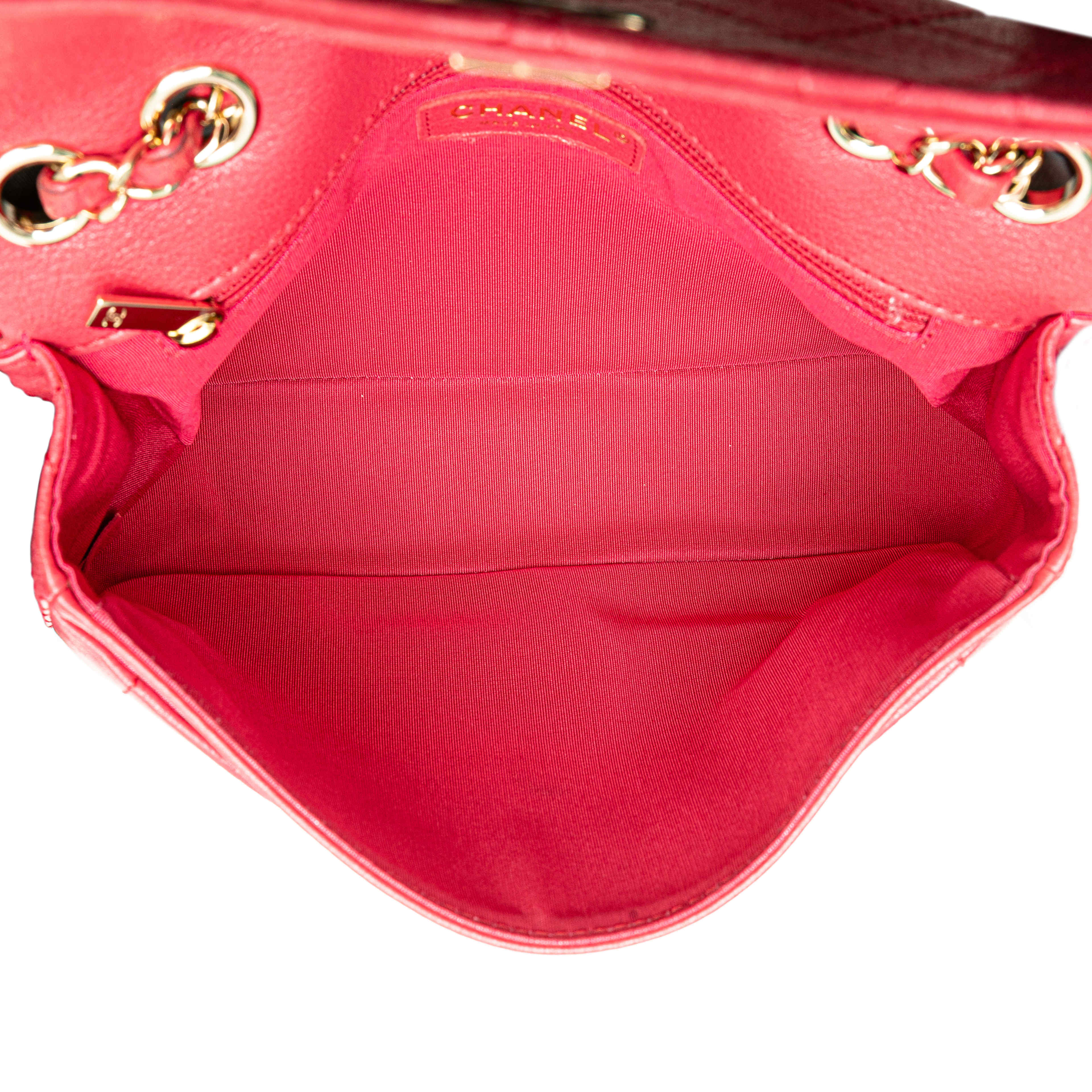 Chanel Medium Quilted Goatskin Coco Curve Flap, från Luxclusif, i färgen red. Klicka för att öppna bilden i stort format