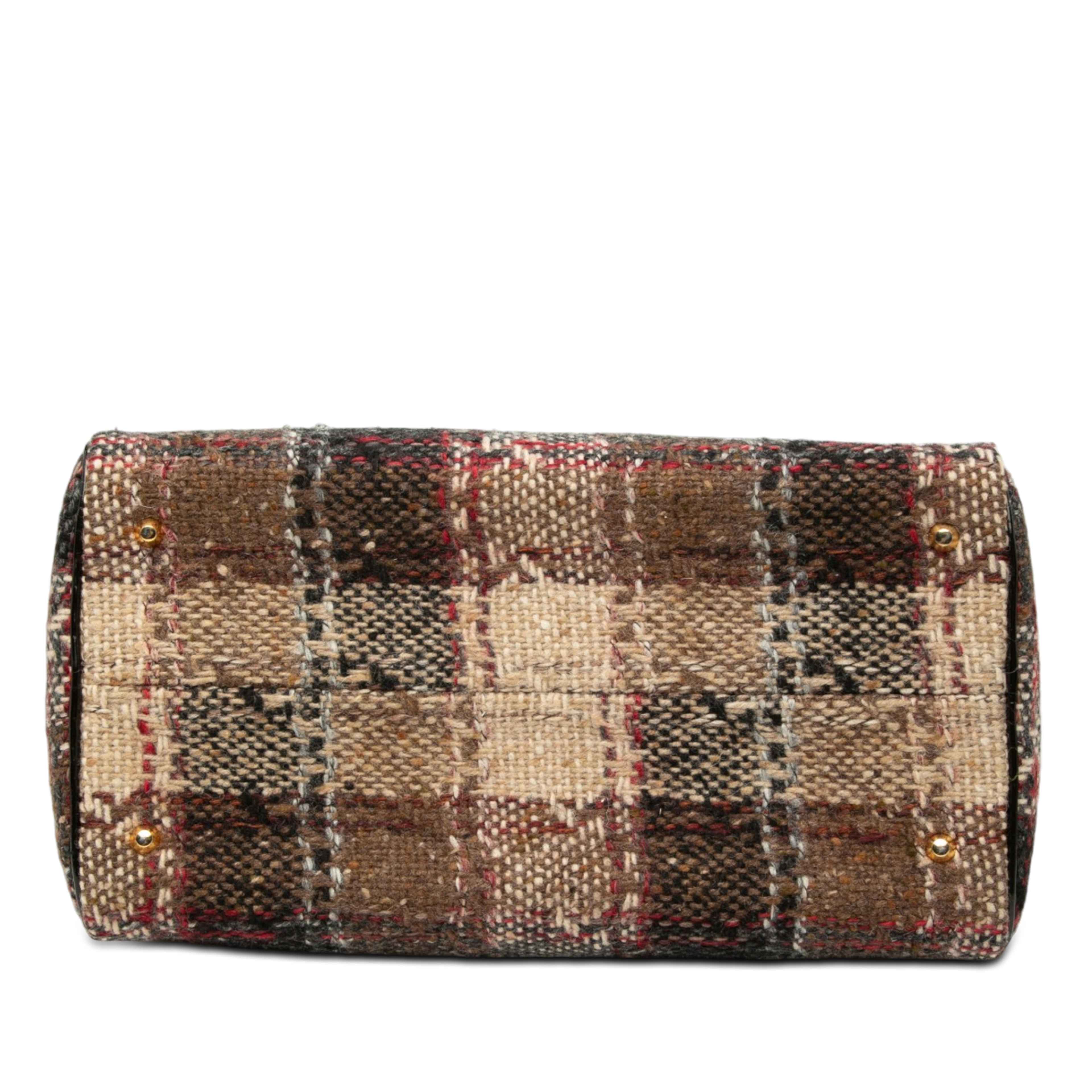 Burberry Plaid Wool Boston Bag, från Luxclusif, i färgen brown. Klicka för att öppna bilden i stort format