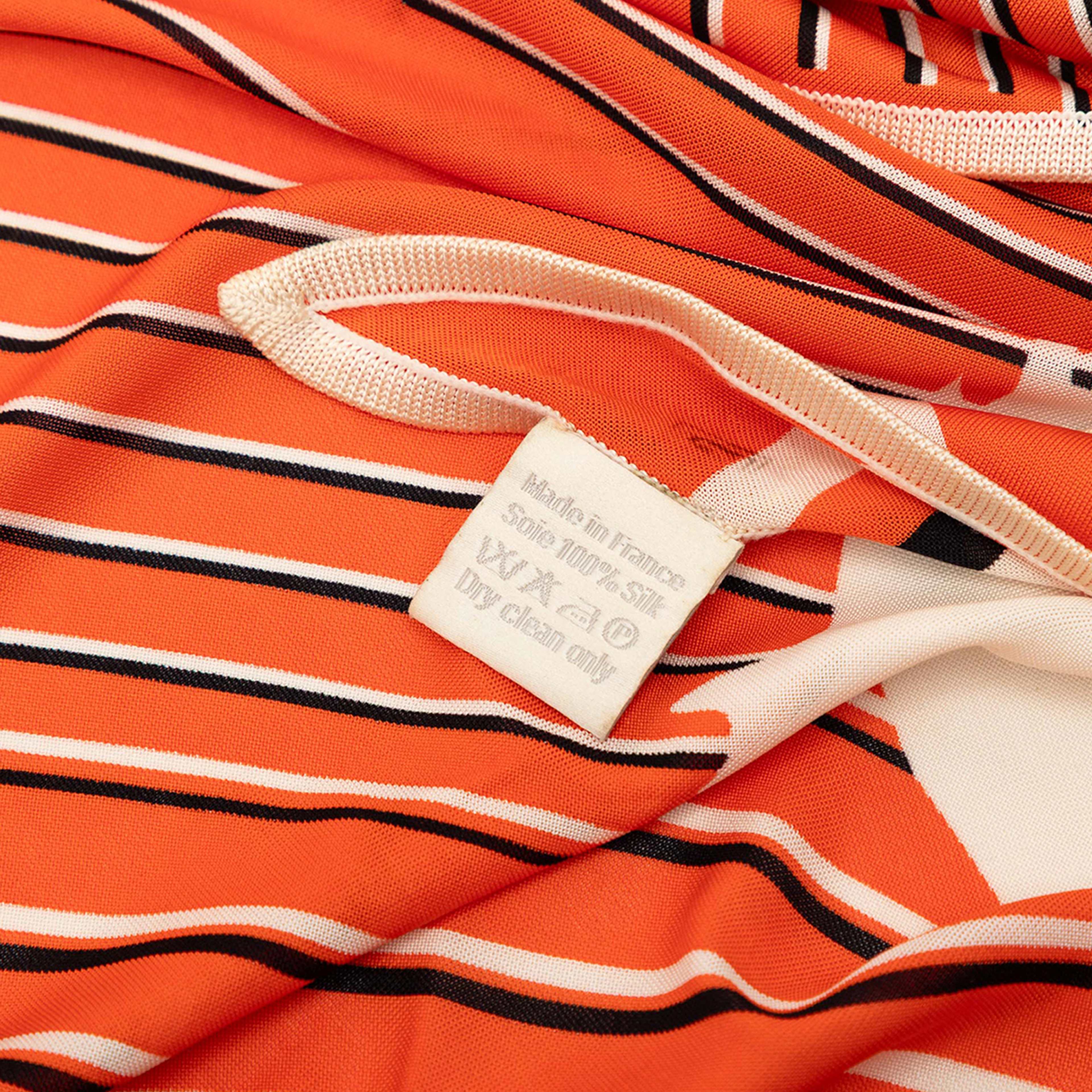 Hermès Triangular H Au Galop Silk Scarf, från Luxclusif, i färgen red orange. Klicka för att öppna bilden i stort format
