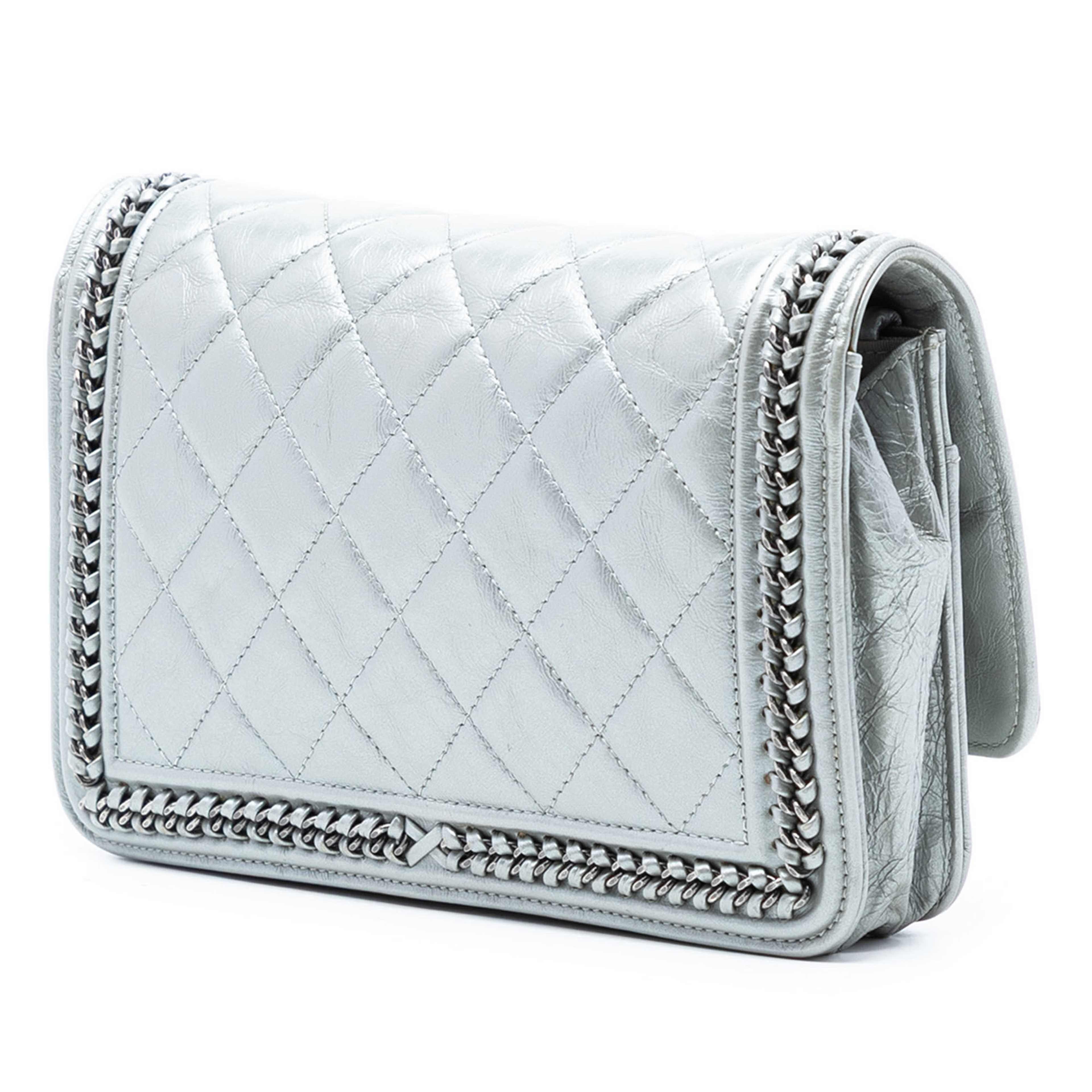Chanel Quilted Crinkled Metallic Calfskin Boy Piped Wallet On Chain, från Luxclusif, i färgen silver. Klicka för att öppna bilden i stort format