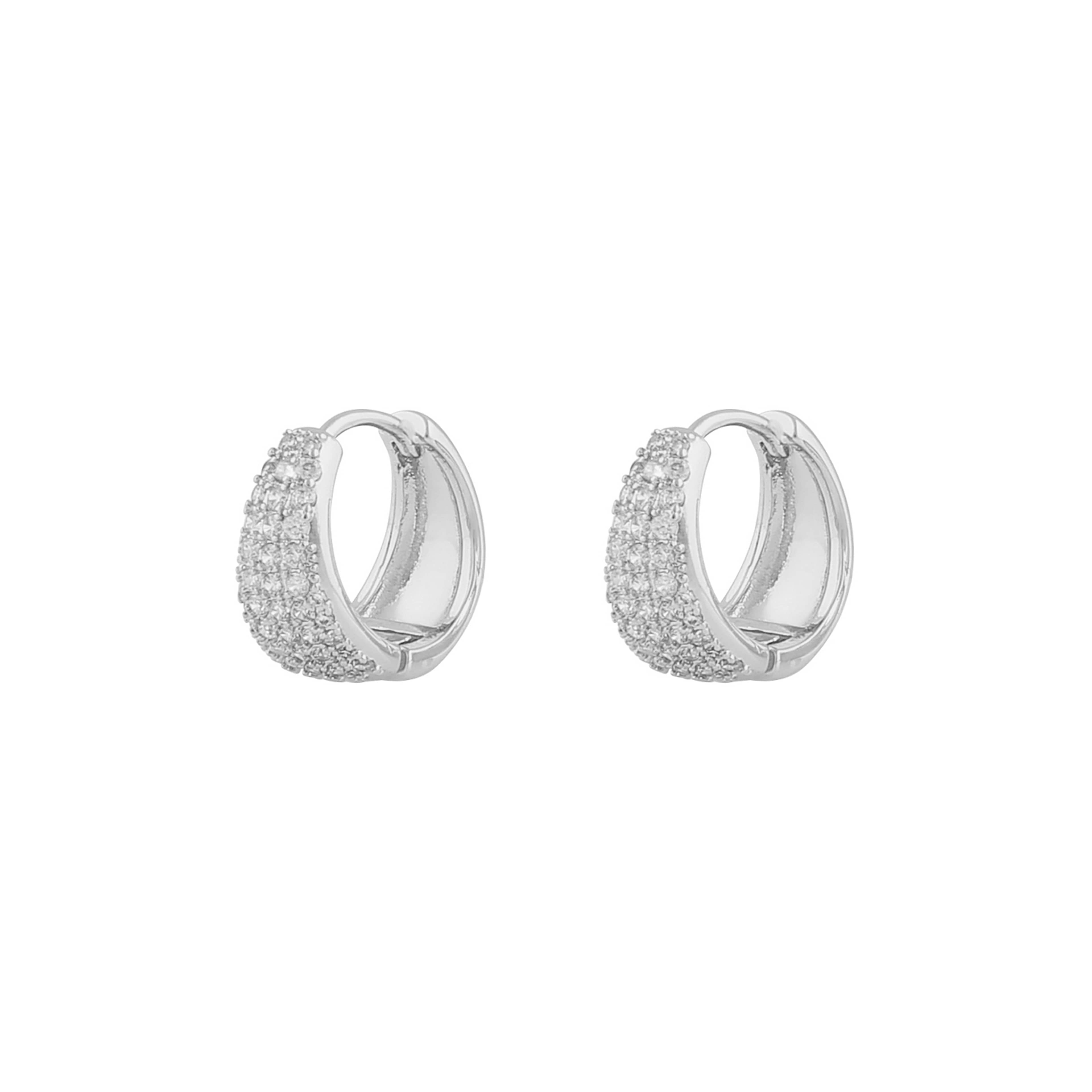 Brooklyn Oval Ring Ear, från SNÖ of Sweden, i färgen s/clear. Klicka för att öppna bilden i stort format