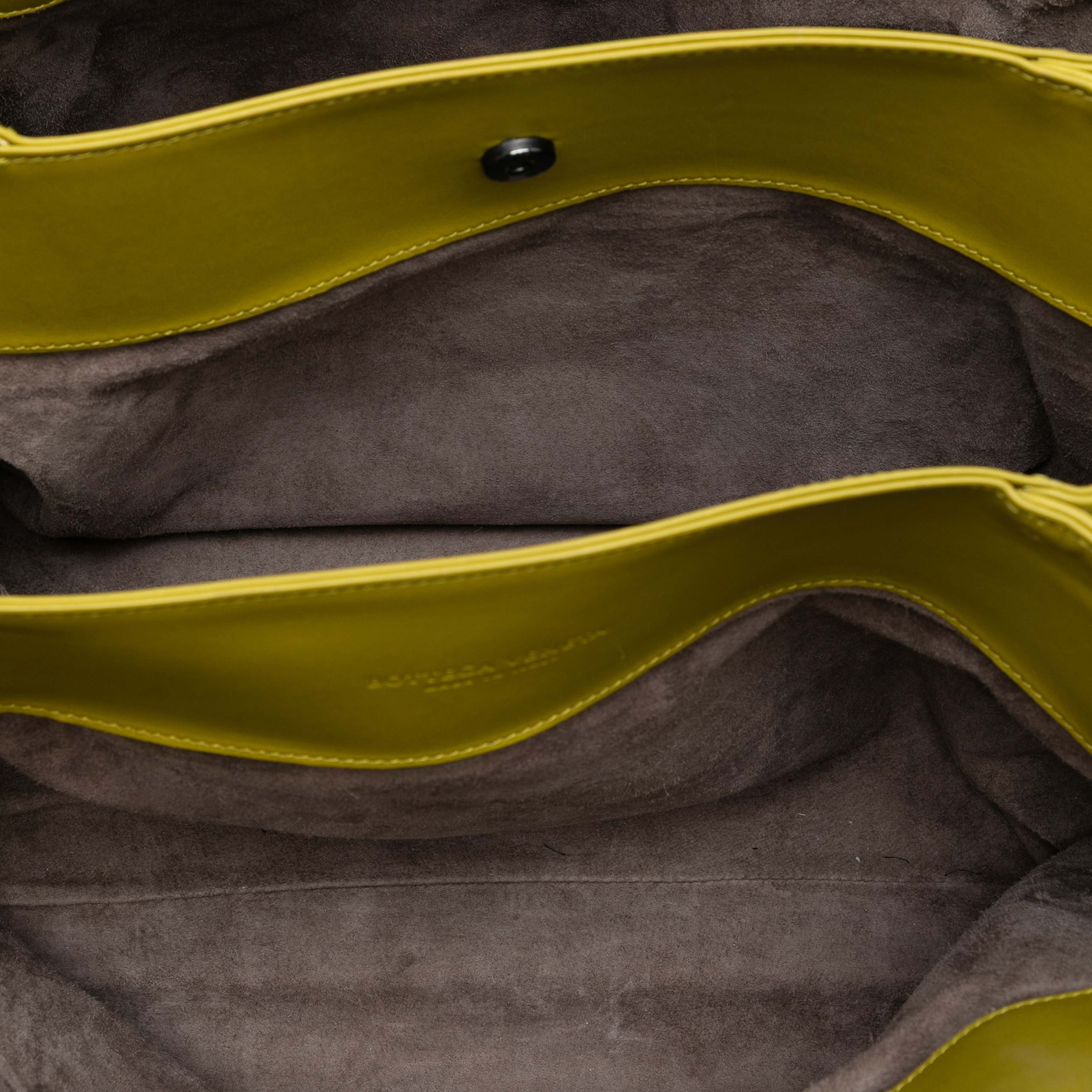 Bottega Veneta Medium Nappa Intrecciato Roma Tote, från Luxclusif, i färgen neon yellow. Klicka för att öppna bilden i stort format