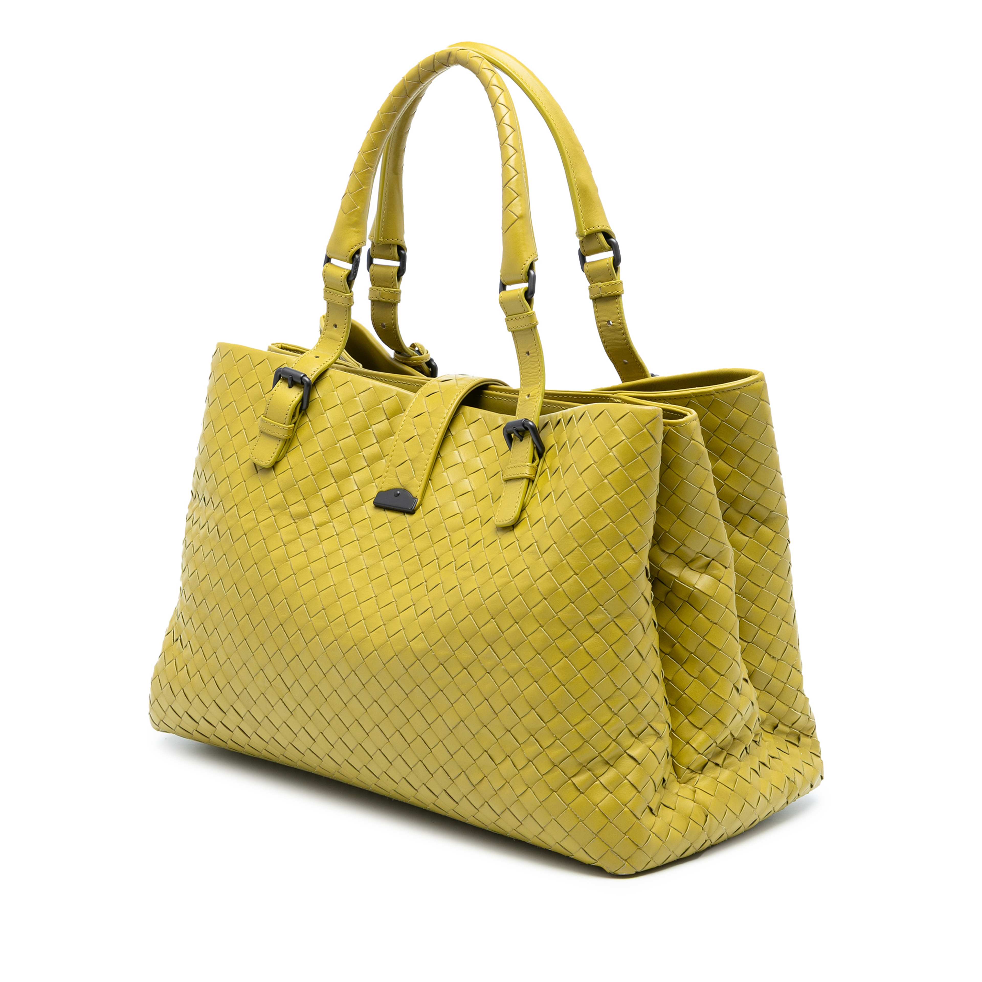 Bottega Veneta Medium Nappa Intrecciato Roma Tote, från Luxclusif, i färgen neon yellow. Klicka för att öppna bilden i stort format