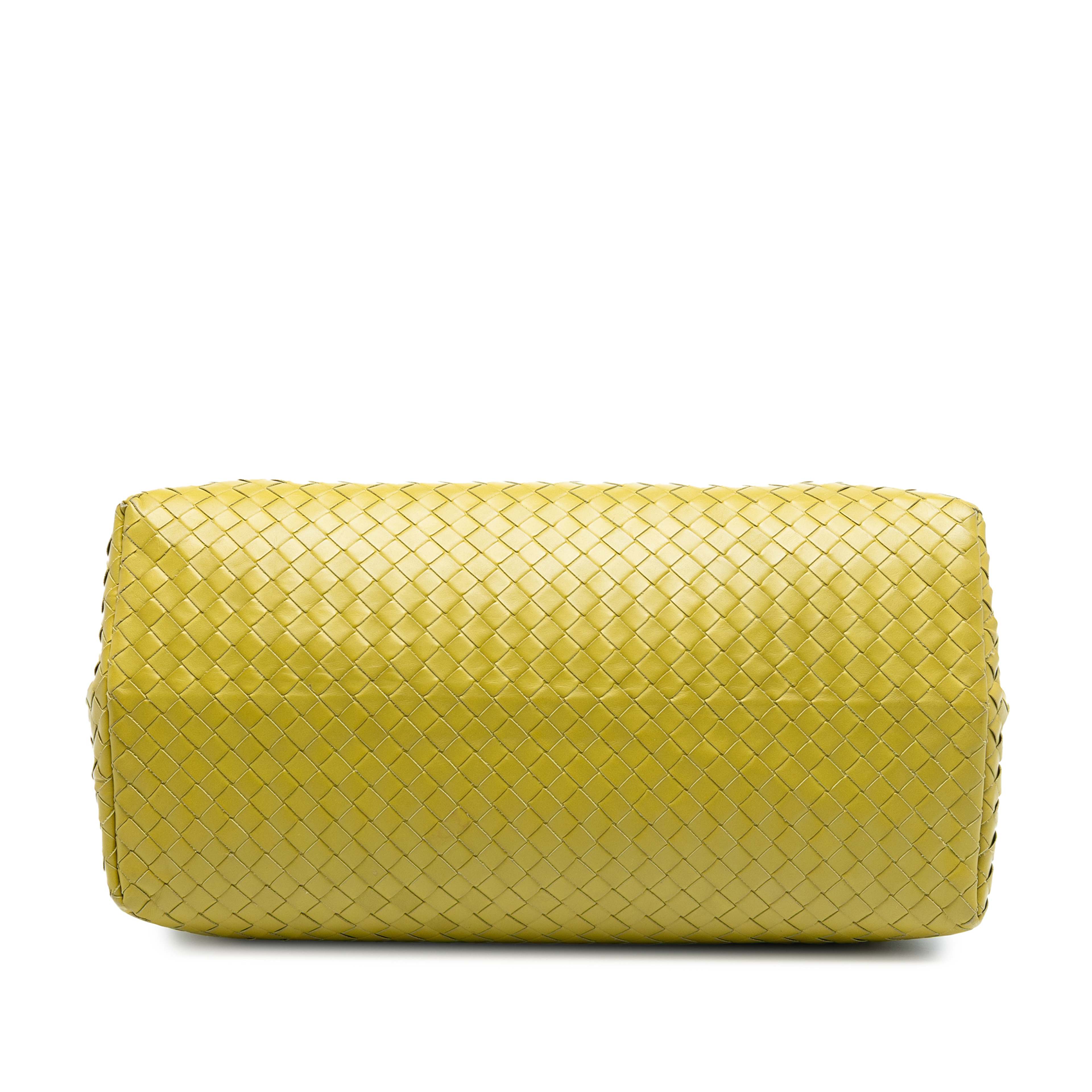 Bottega Veneta Medium Nappa Intrecciato Roma Tote, från Luxclusif, i färgen neon yellow. Klicka för att öppna bilden i stort format