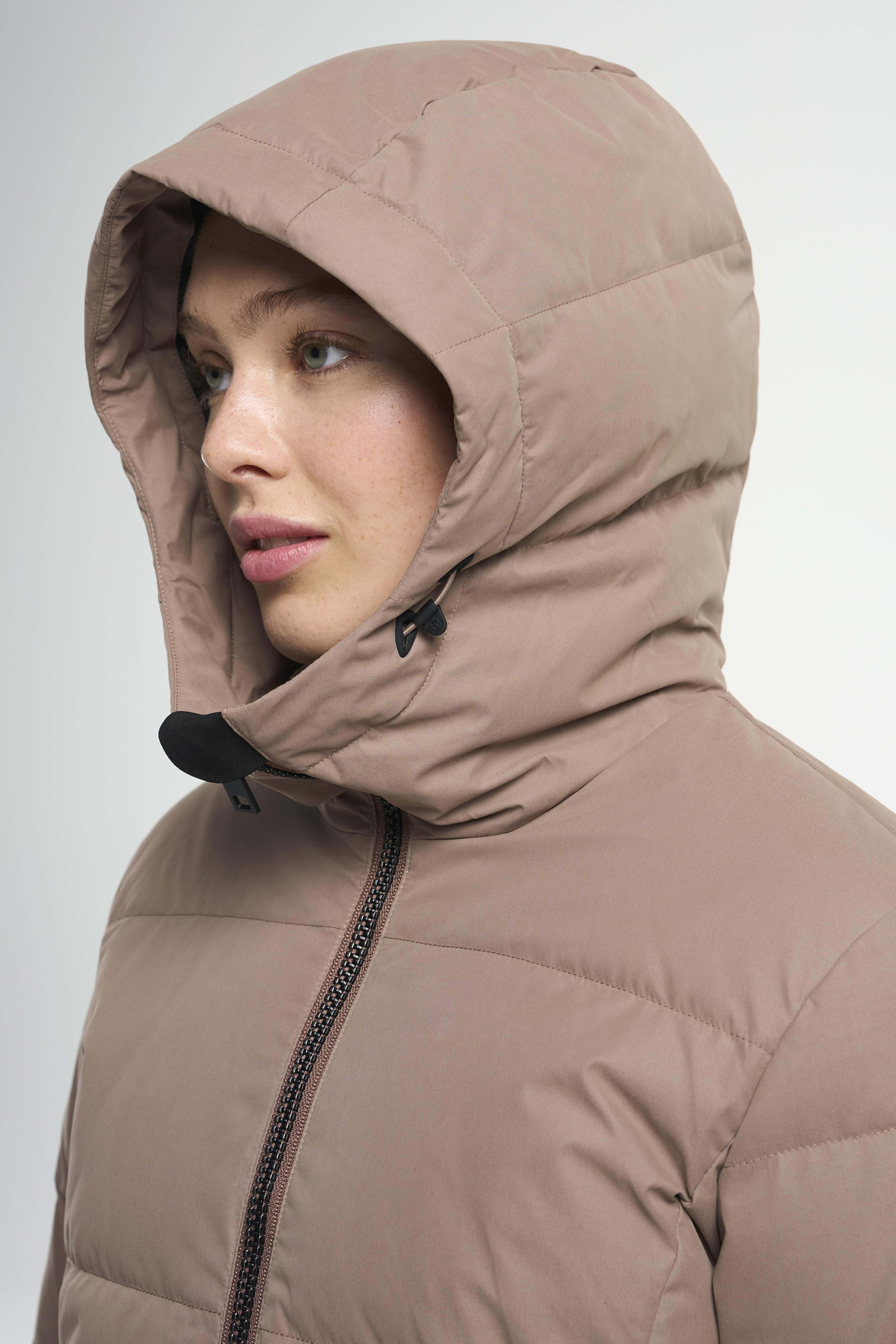 Shanna 2.0 Down Coat Women, från Tenson, i färgen taupe. Klicka för att öppna bilden i stort format