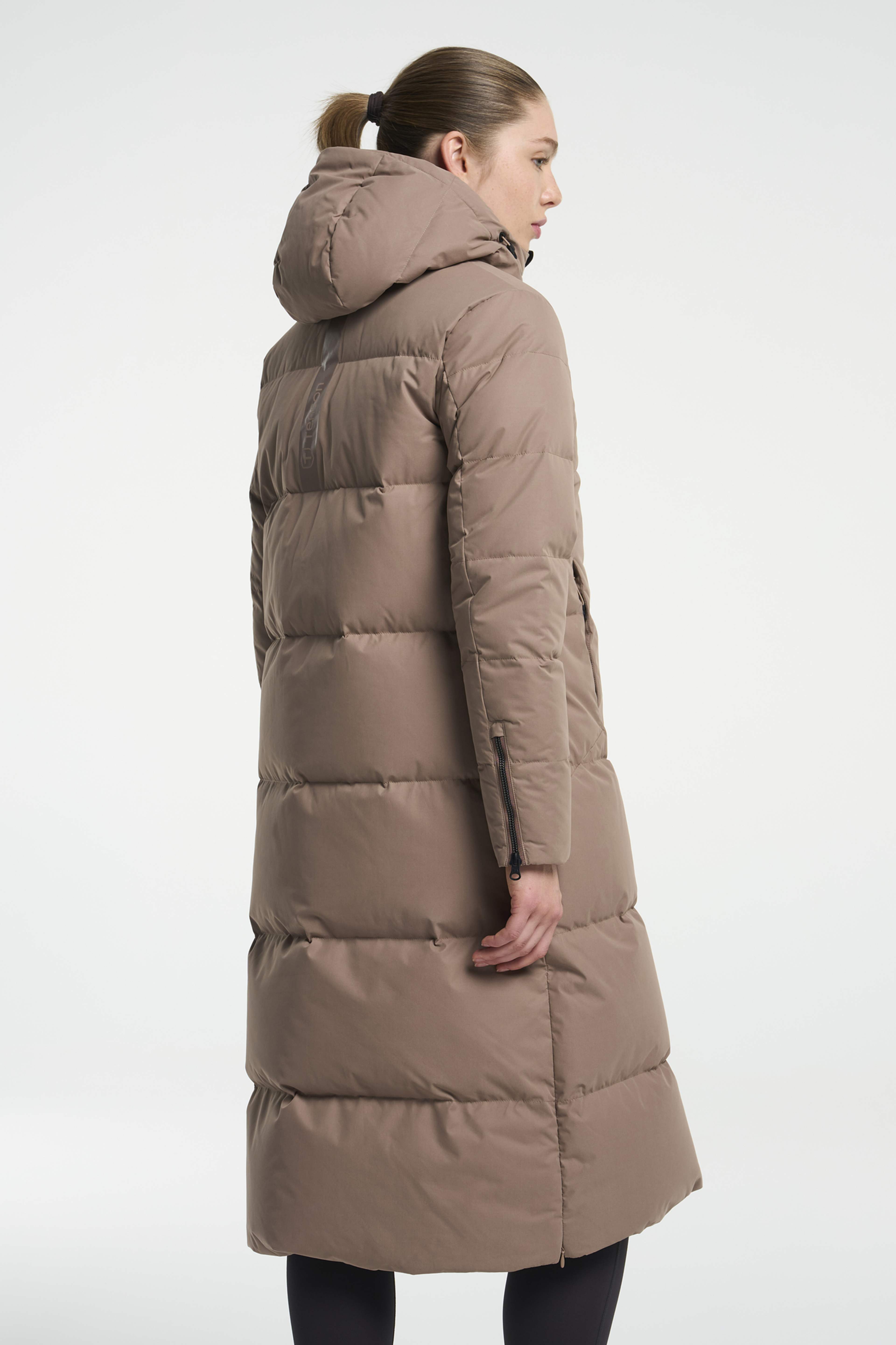 Shanna 2.0 Down Coat Women, från Tenson, i färgen taupe. Klicka för att öppna bilden i stort format