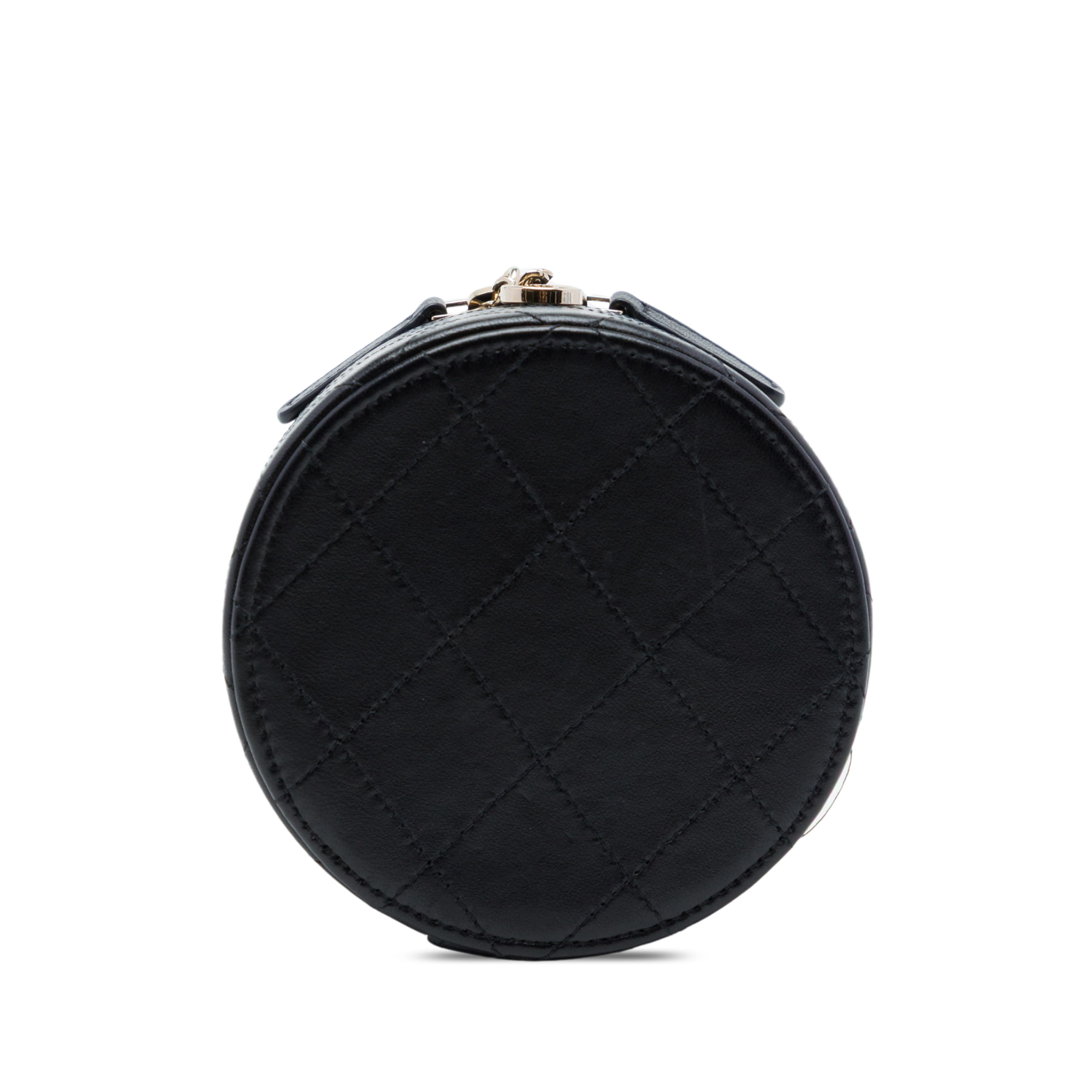 Chanel Mini Cc Quilted Lambskin Round Chain Vanity Bag, från Luxclusif, i färgen svart. Klicka för att öppna bilden i stort format