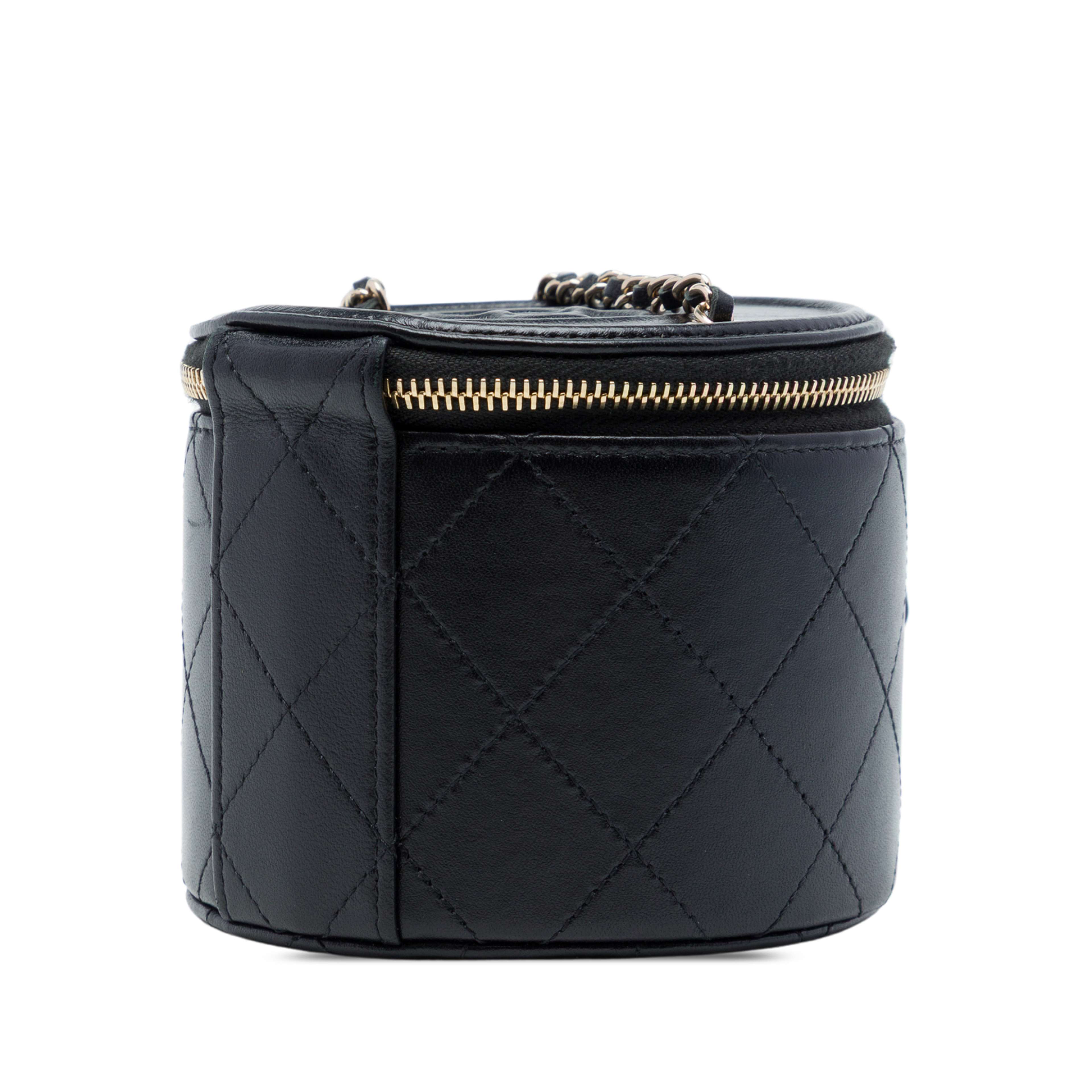 Chanel Mini Cc Quilted Lambskin Round Chain Vanity Bag, från Luxclusif, i färgen svart. Klicka för att öppna bilden i stort format