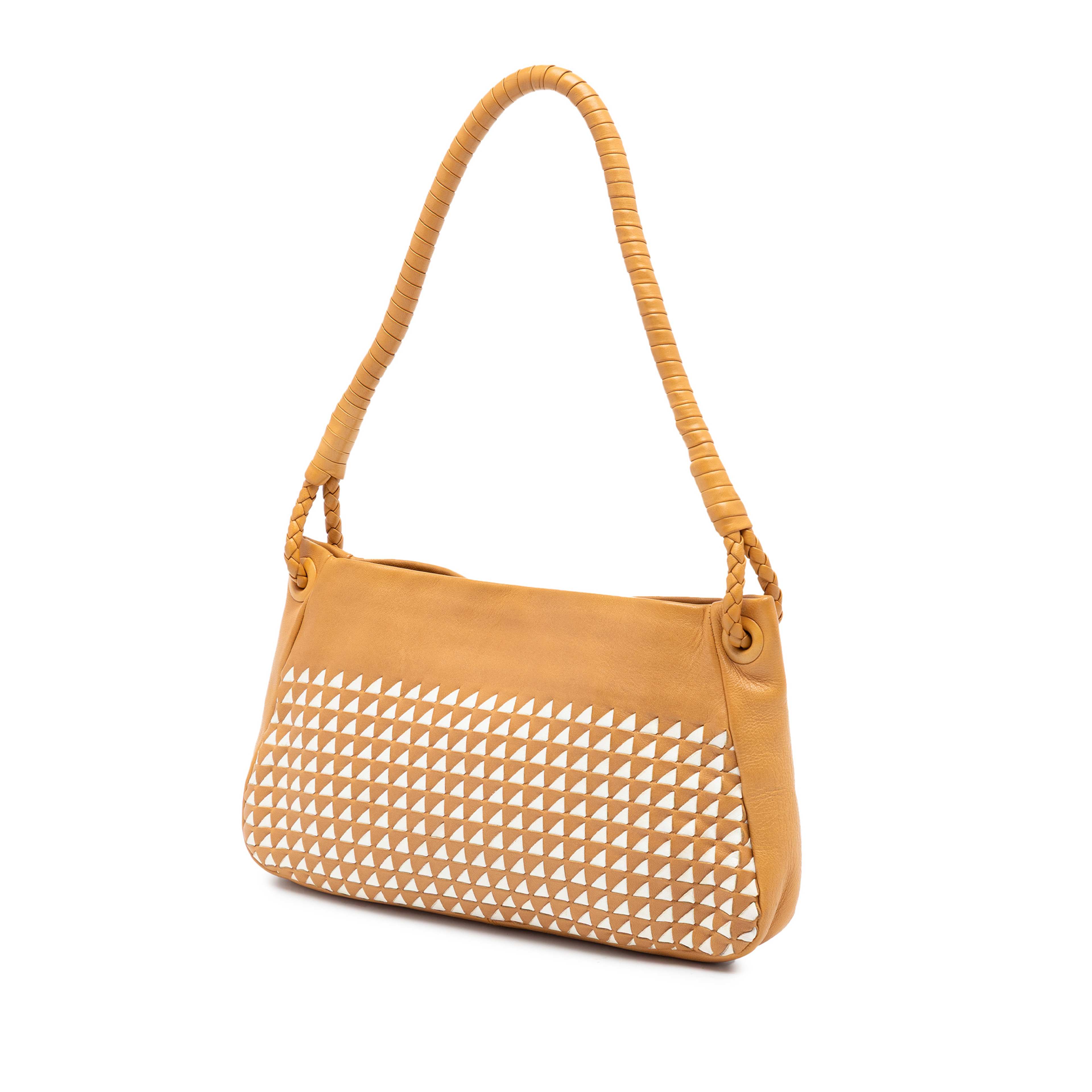 Bottega Veneta Nappa Intrecciato Shoulder Bag, från Luxclusif, i färgen caramel. Klicka för att öppna bilden i stort format