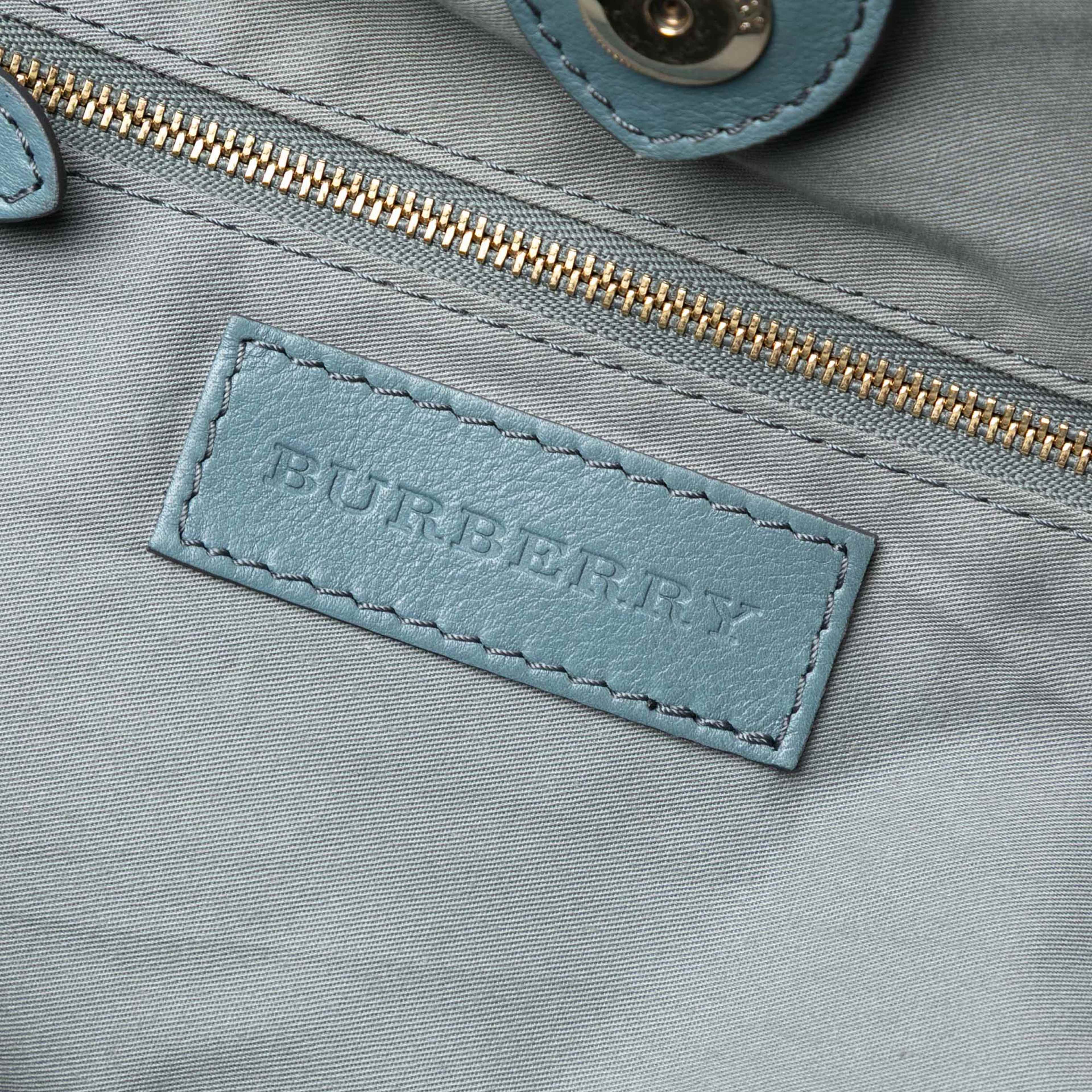 Burberry Small Leather Trimmed Haymarket Check Coated Canvas Canterbury Tote, från Luxclusif, i färgen beige. Klicka för att öppna bilden i stort format
