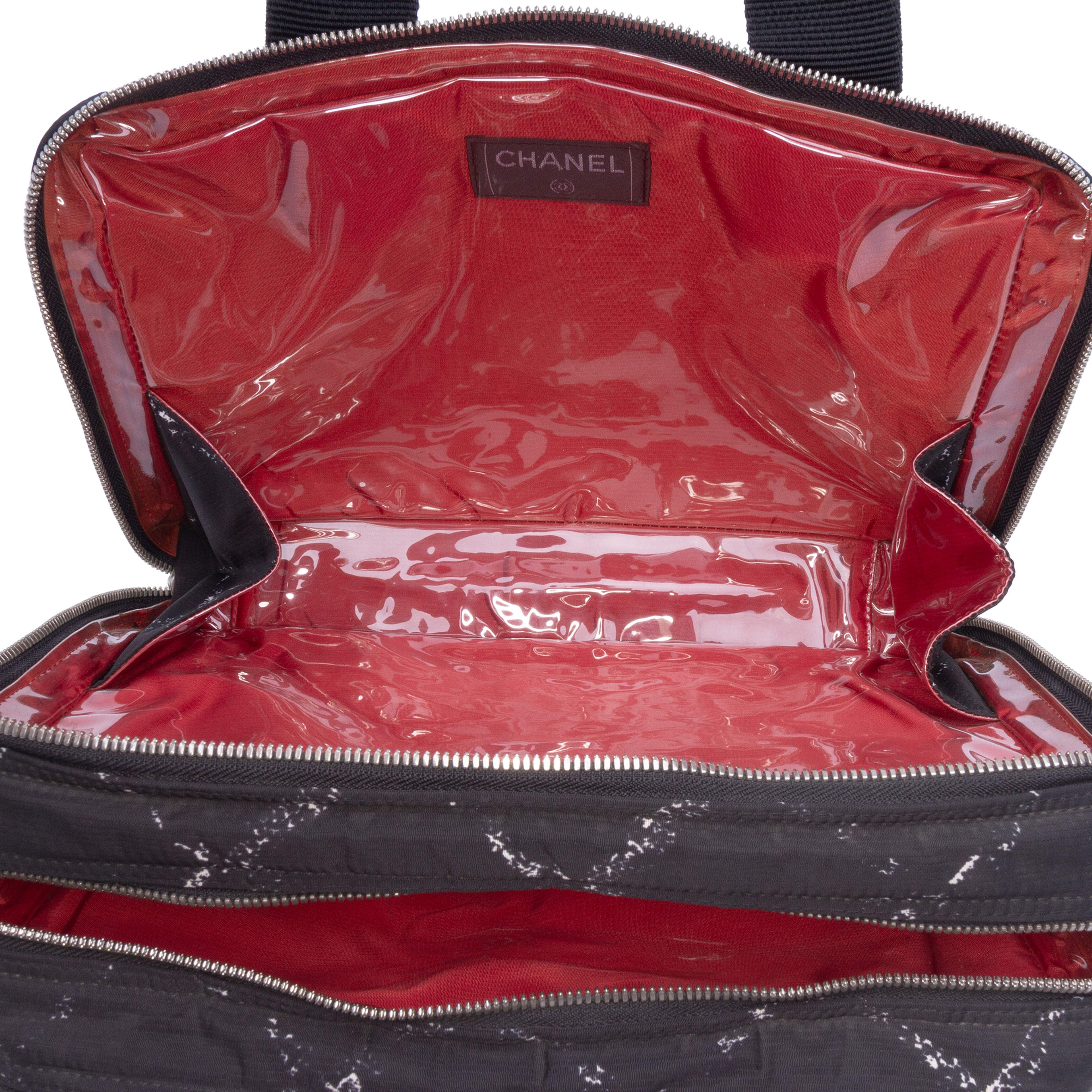 Chanel Old Travel Line Nylon Handbag, från Luxclusif, i färgen black.
