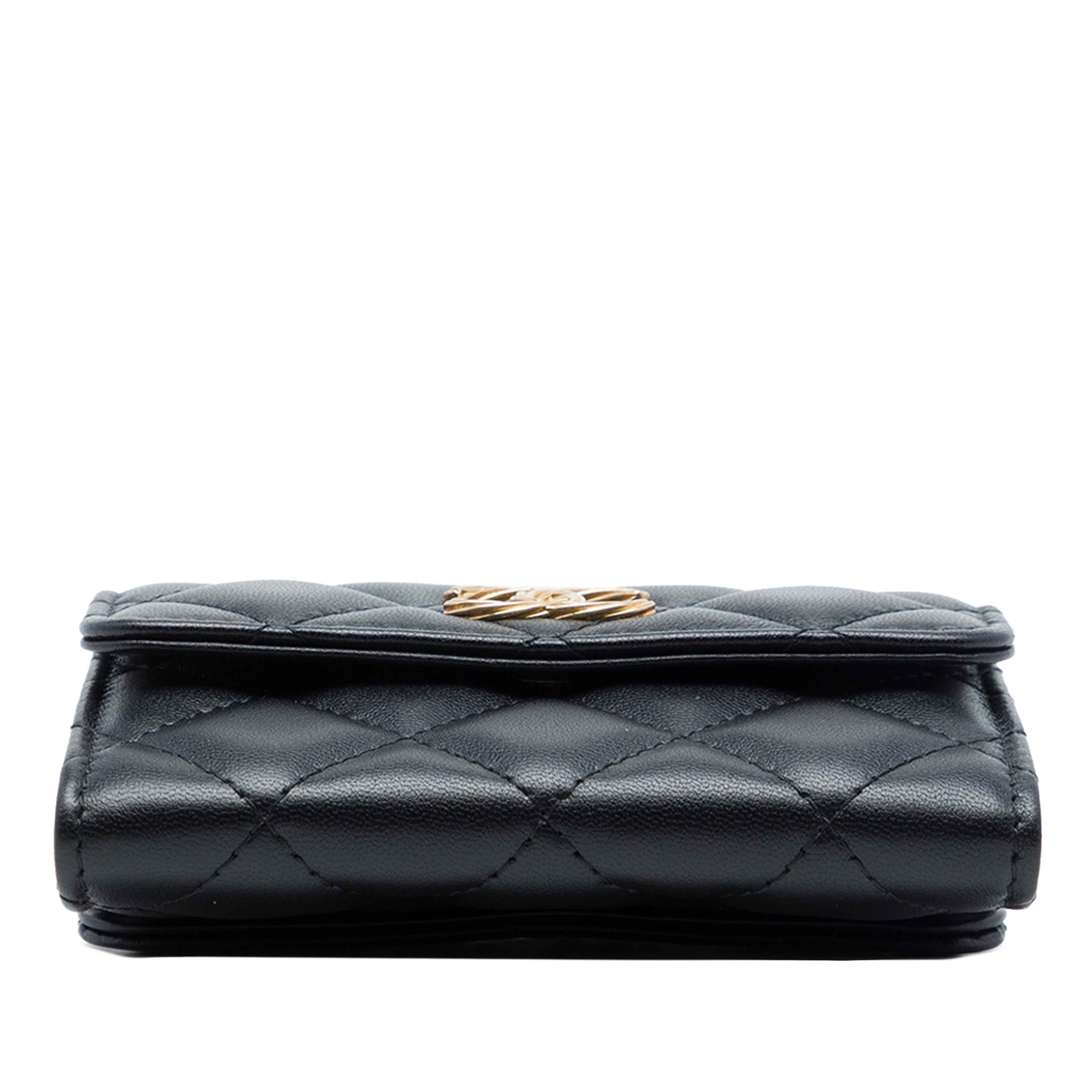 Chanel Cc Quilted Lambskin Card Holder With Padded Chain Strap, från Luxclusif, i färgen svart. Klicka för att öppna bilden i stort format