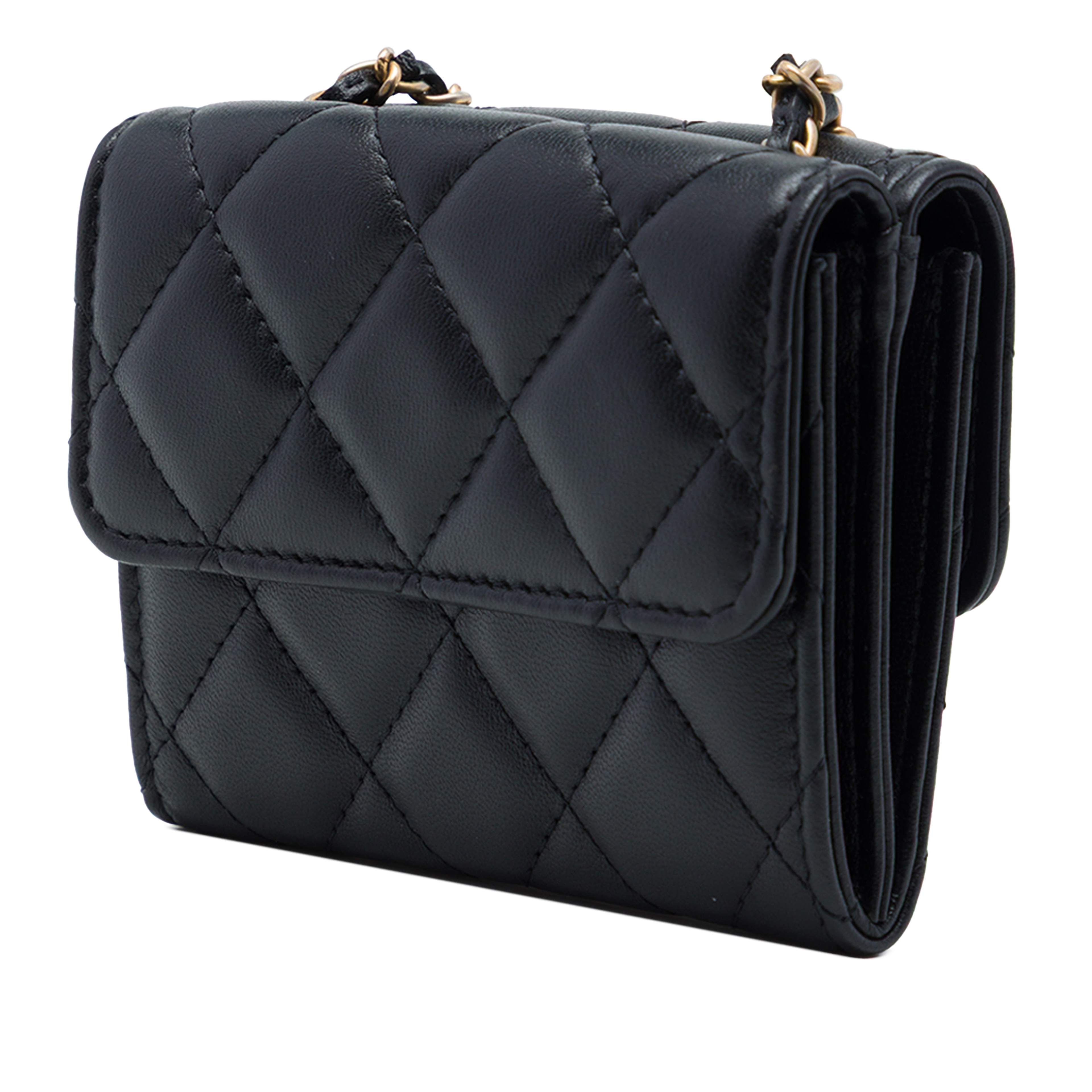Chanel Cc Quilted Lambskin Card Holder With Padded Chain Strap, från Luxclusif, i färgen svart. Klicka för att öppna bilden i stort format