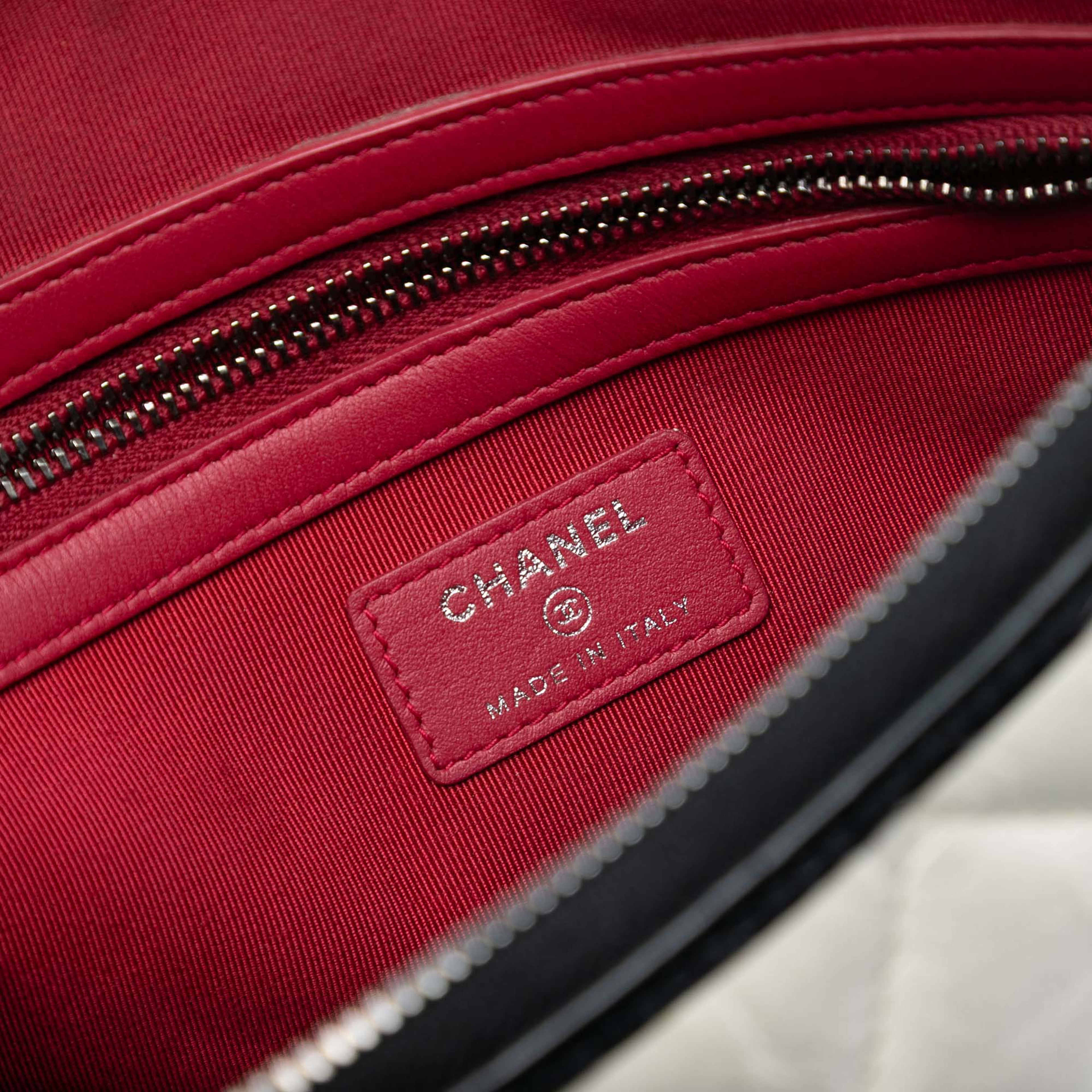 Chanel Medium Aged Calfskin Gabrielle O Case Clutch, från Luxclusif, i färgen white. Klicka för att öppna bilden i stort format