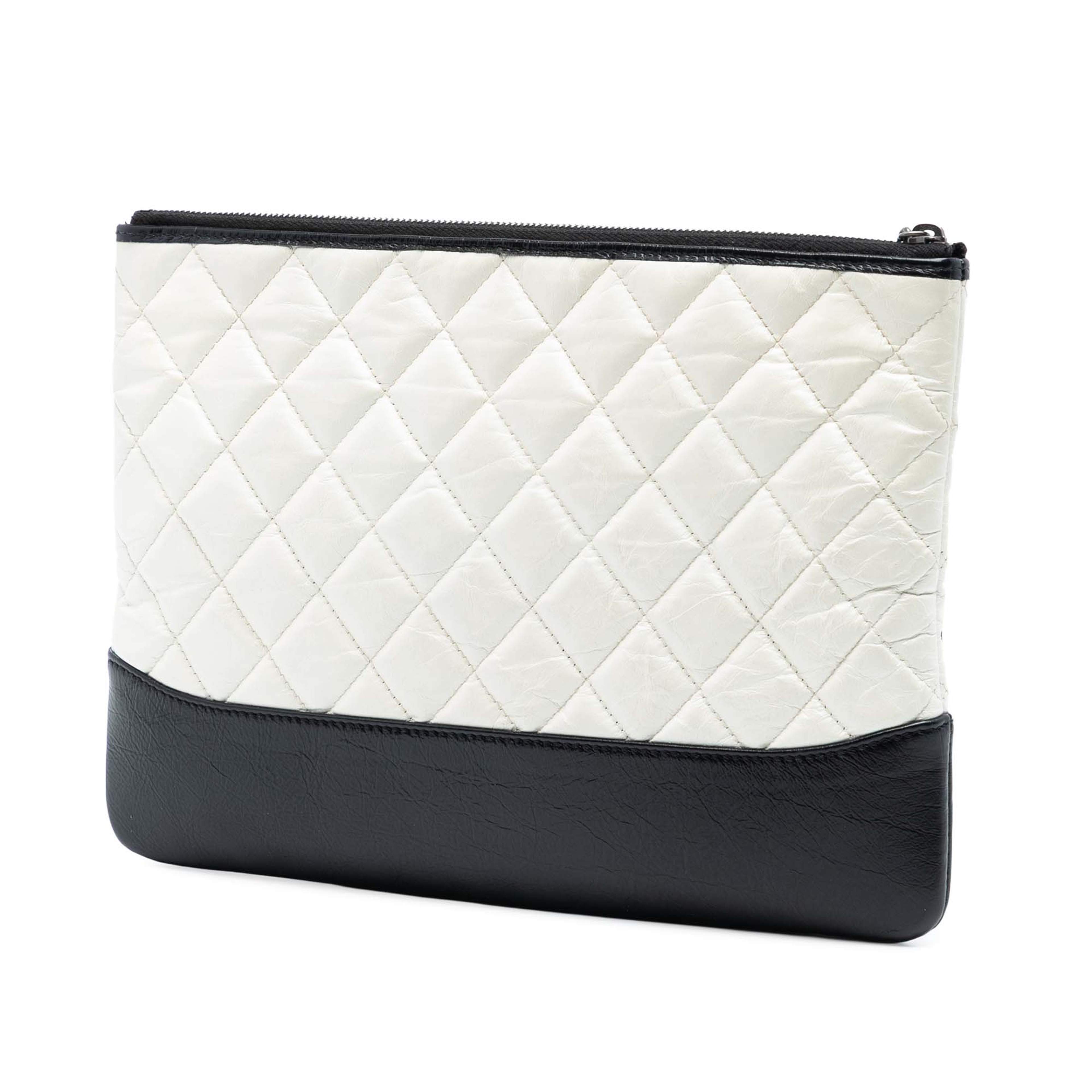 Chanel Medium Aged Calfskin Gabrielle O Case Clutch, från Luxclusif, i färgen white. Klicka för att öppna bilden i stort format